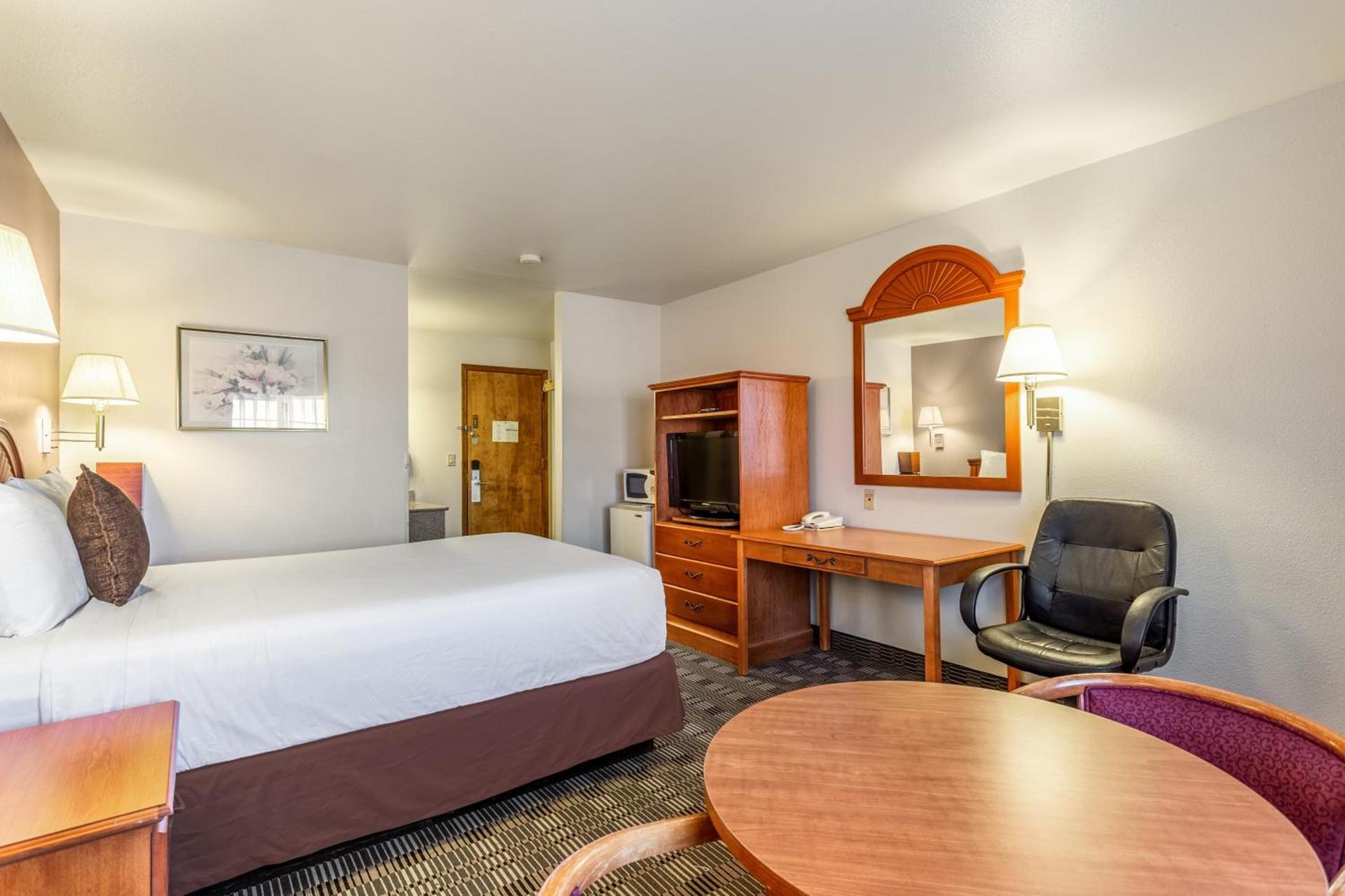 Americas Best Value Inn Burns photo 23