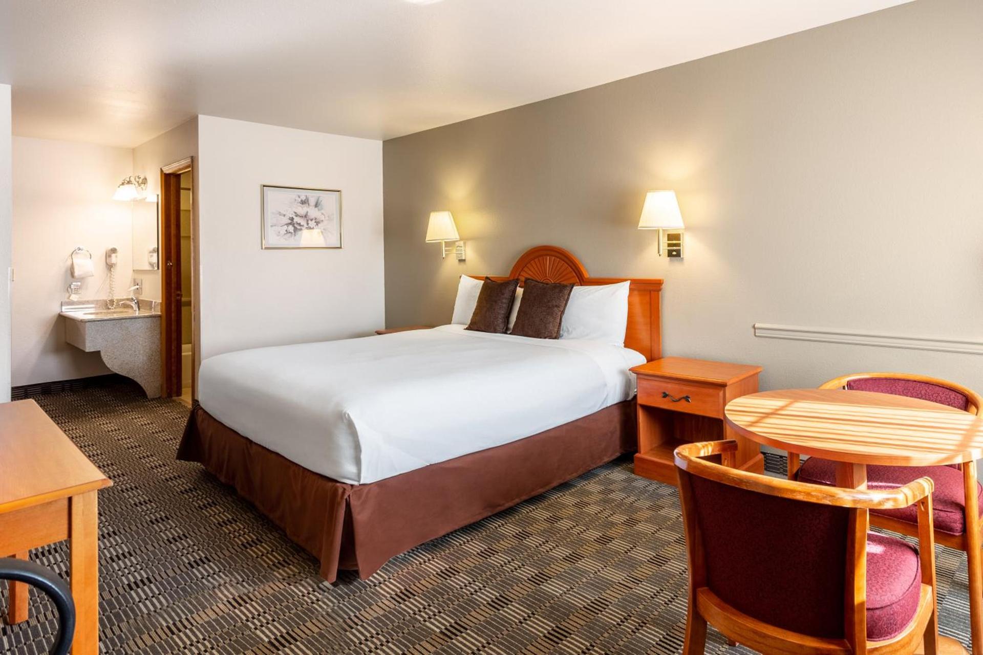 Americas Best Value Inn Burns photo 17