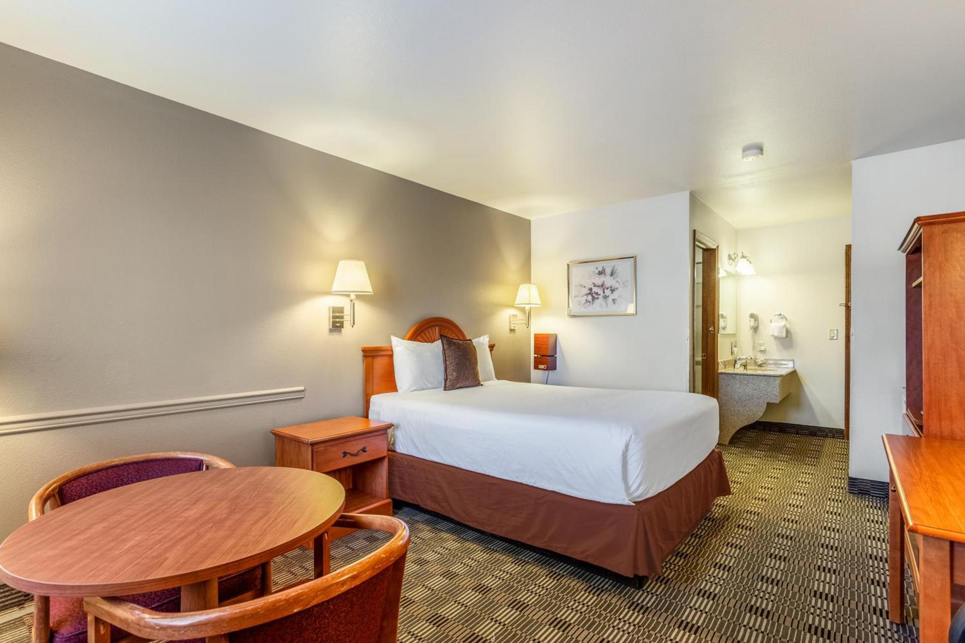 Americas Best Value Inn Burns photo 15