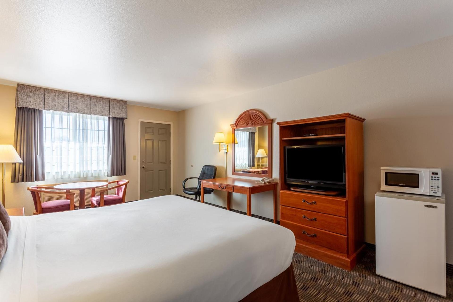 Americas Best Value Inn Burns photo 7