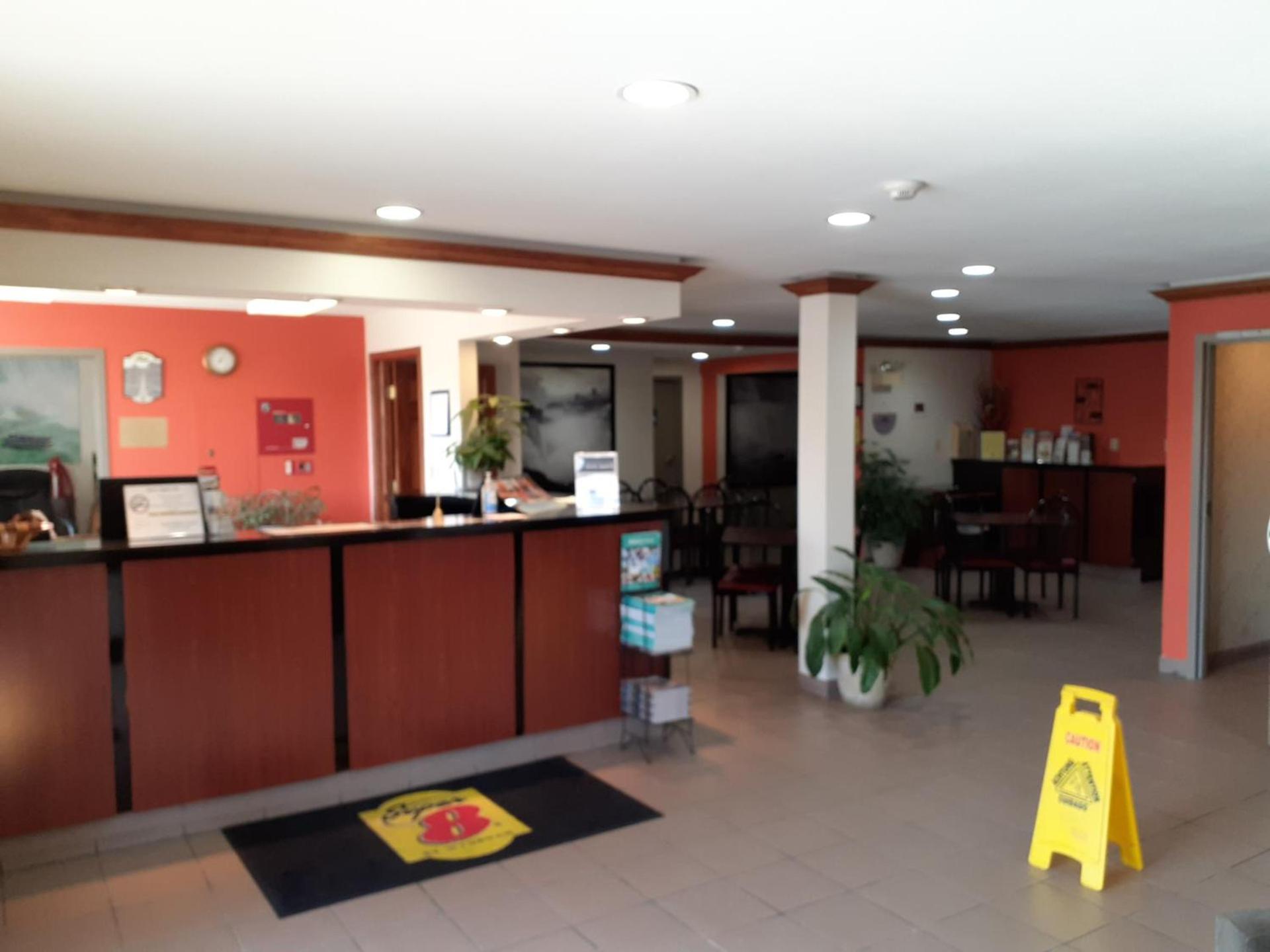 Super 8 by Wyndham Niagara Falls photo 4