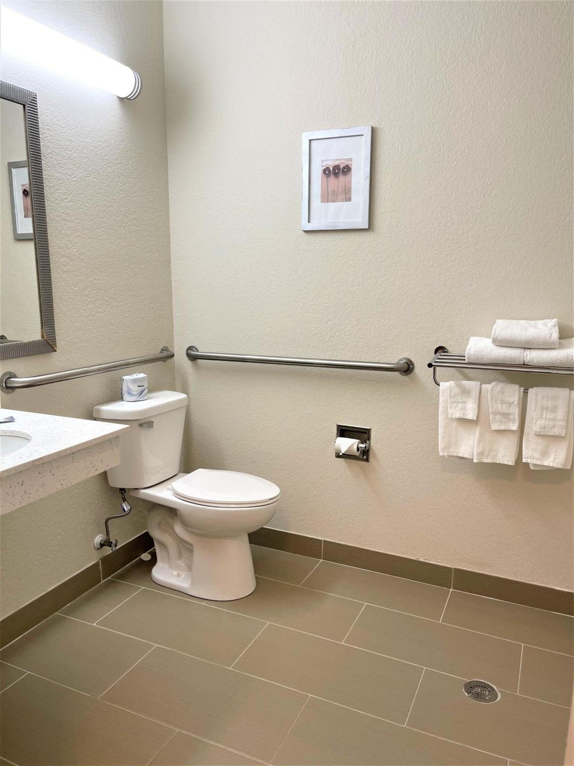 Quality Inn & Suites photo 39