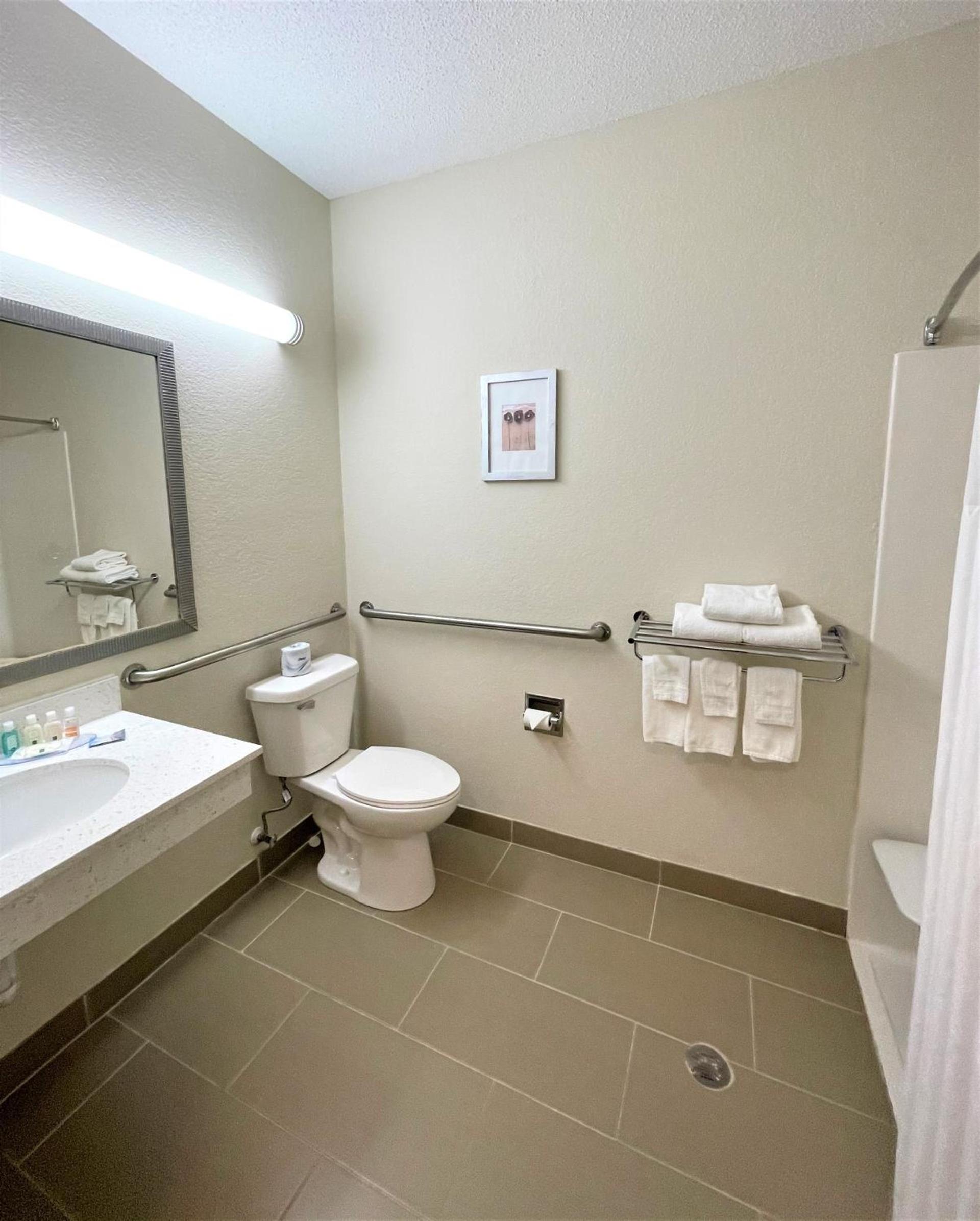 Quality Inn & Suites photo 38