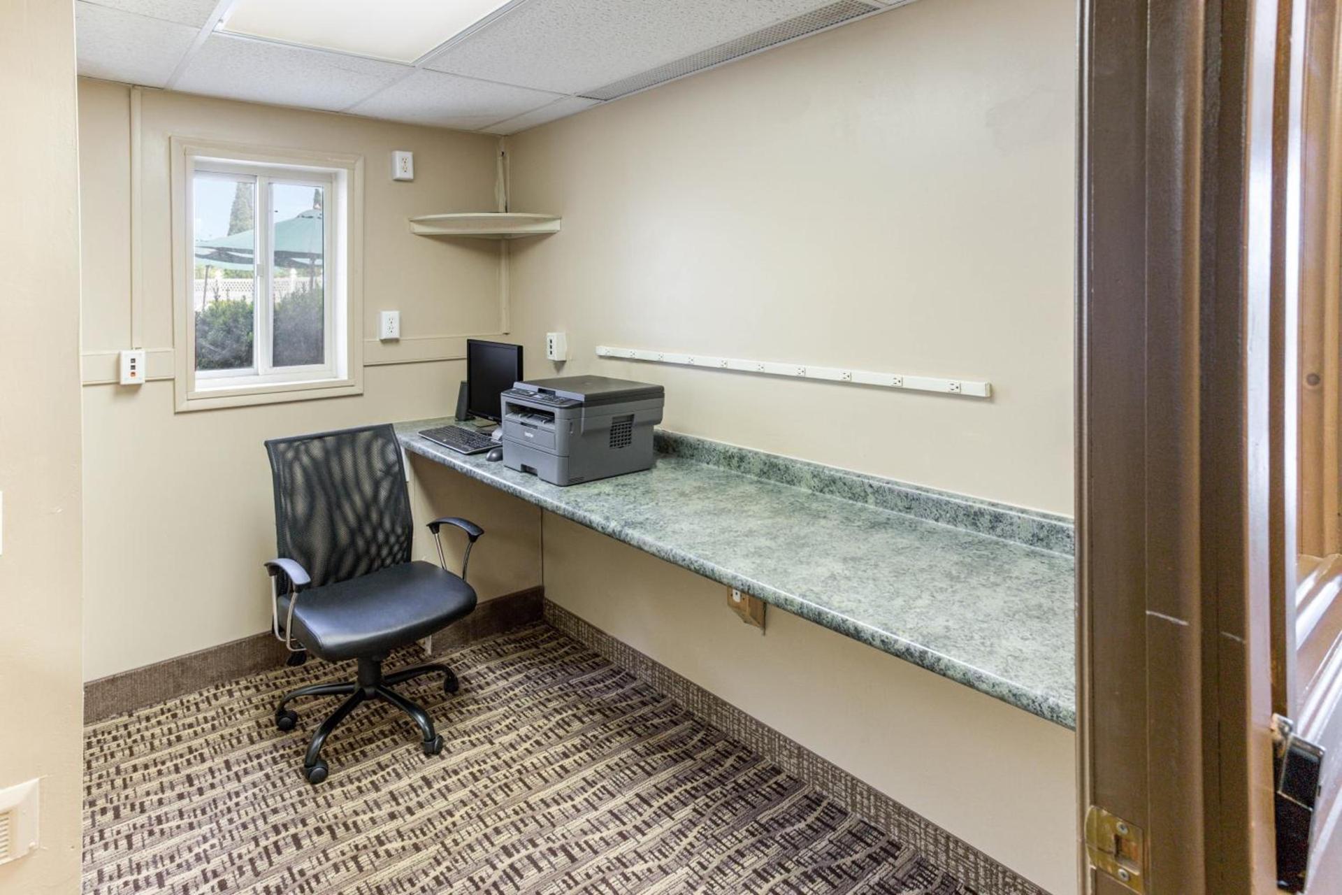 Quality Inn & Suites Plattsburgh photo 9
