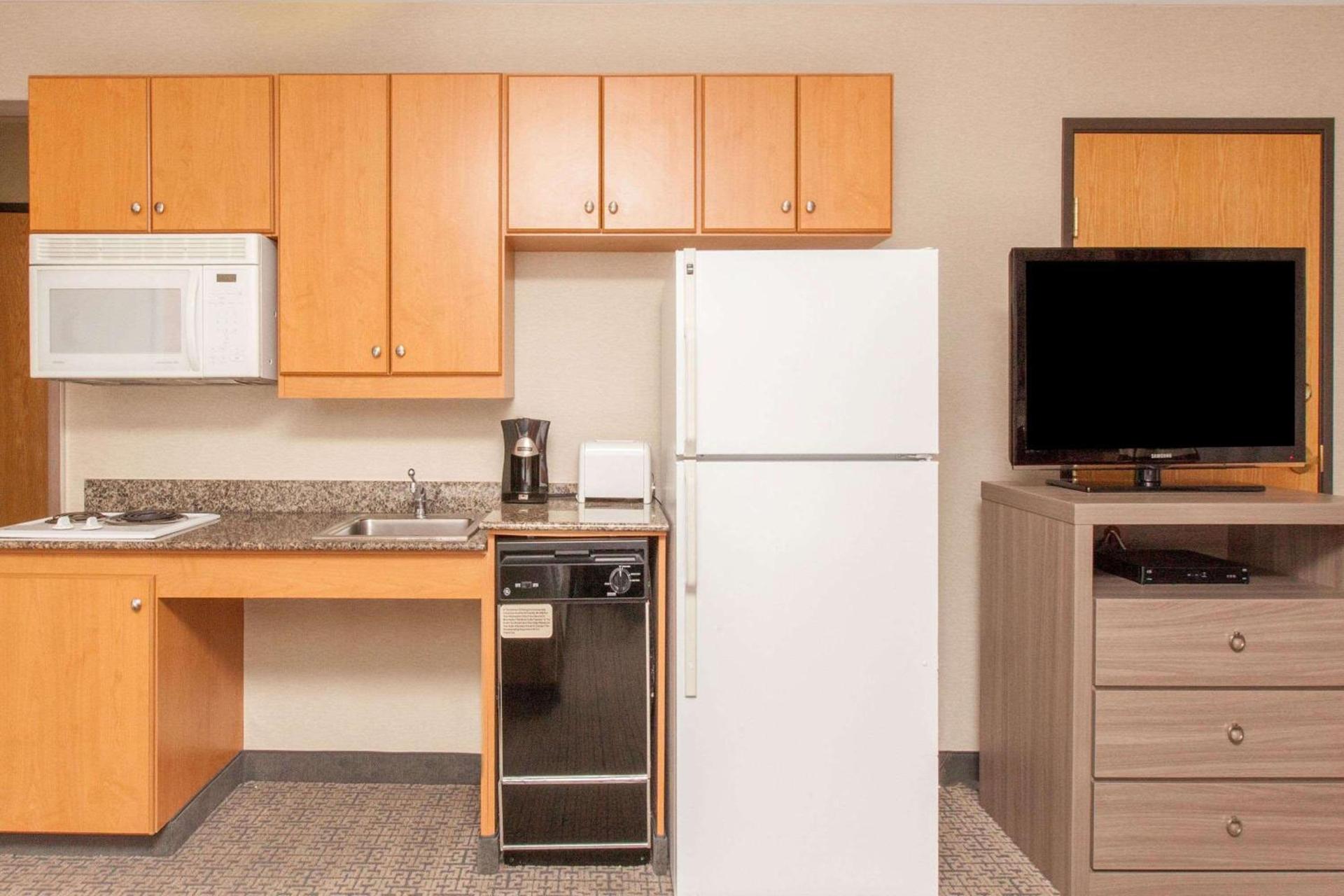 Hawthorn Suites by Wyndham Livermore photo 17