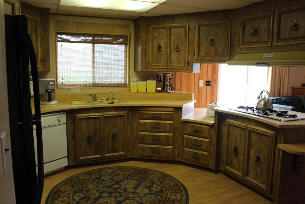 Lakeshore Lodge photo 27