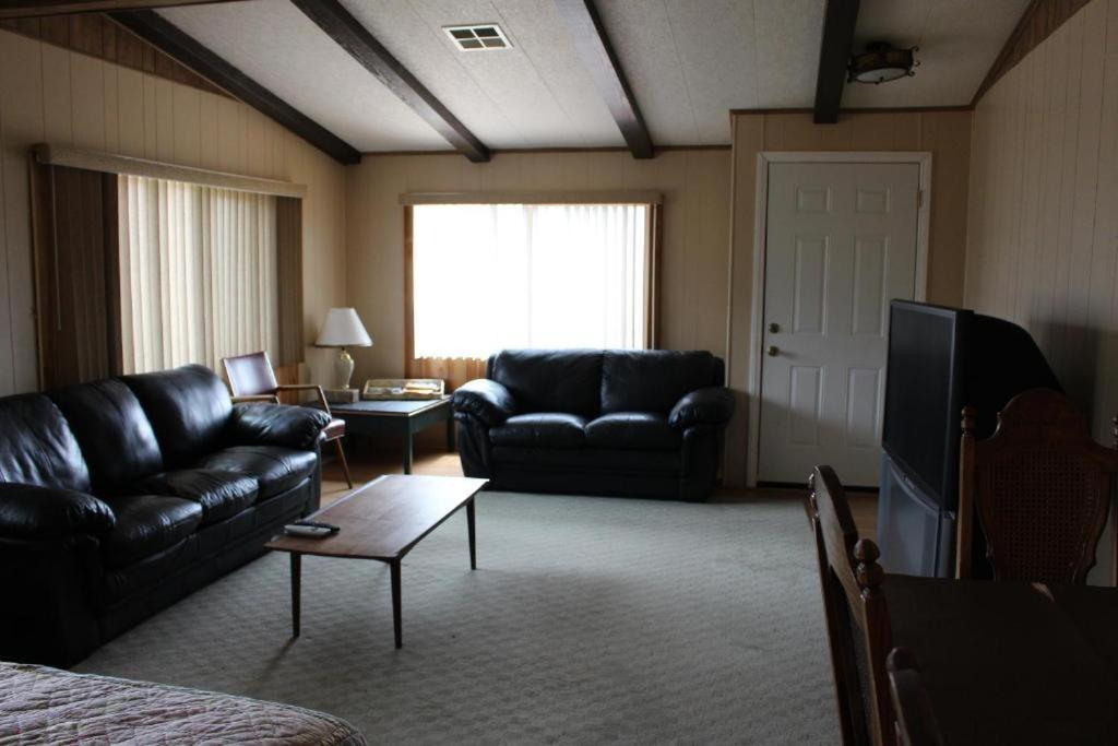 Lakeshore Lodge photo 28