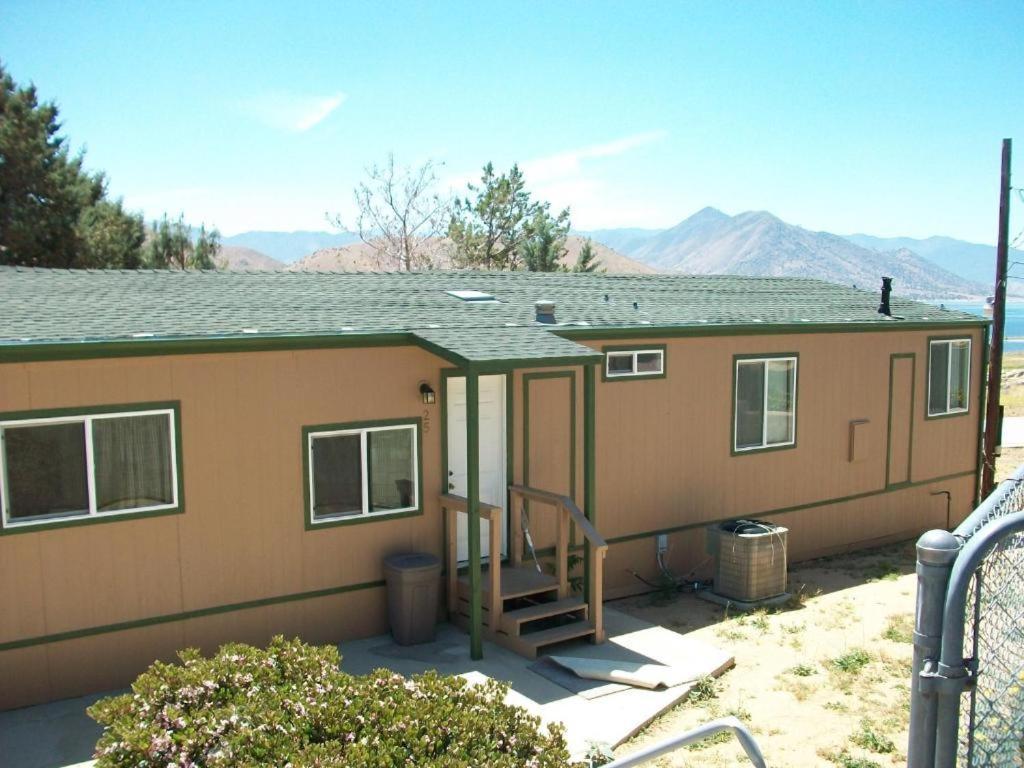 Lakeshore Lodge photo 32