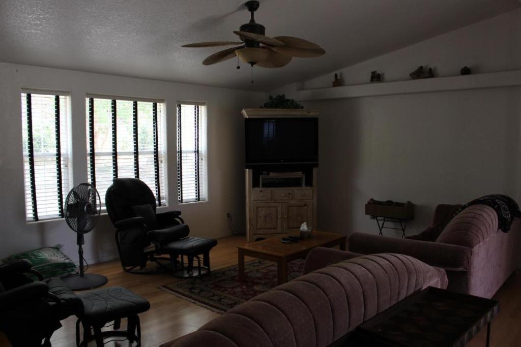 Lakeshore Lodge photo 17