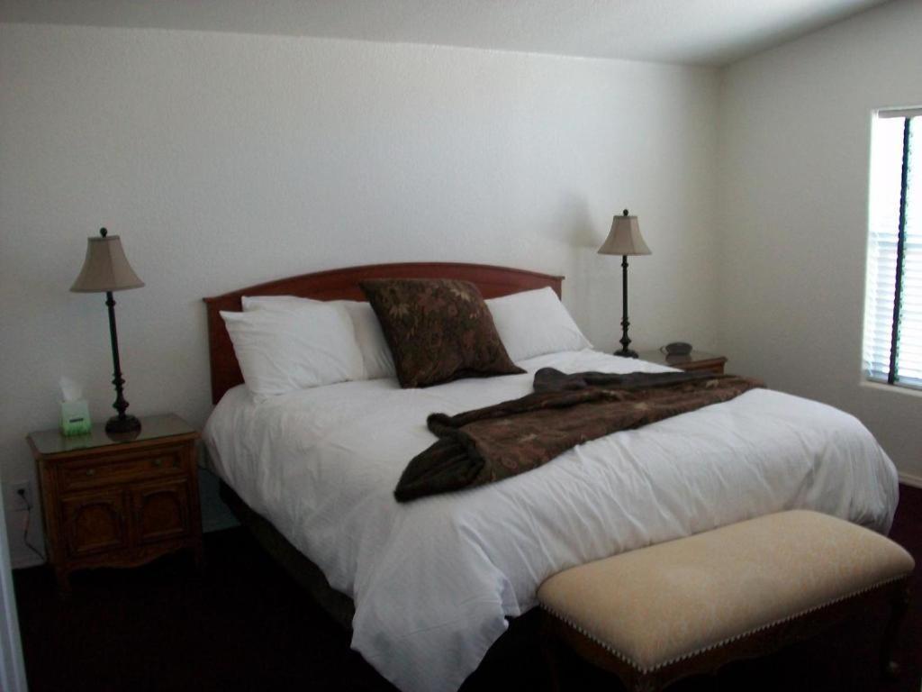 Lakeshore Lodge photo 21