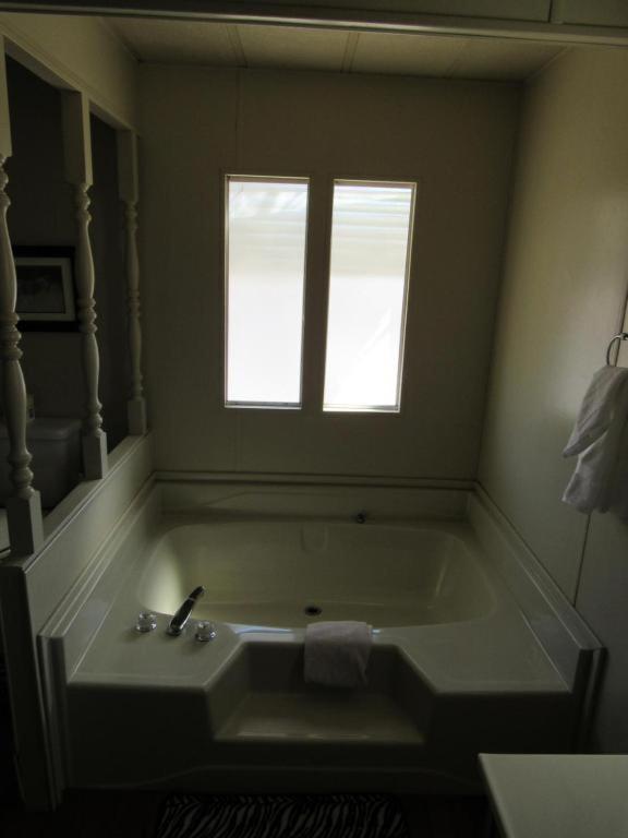 Lakeshore Lodge photo 55