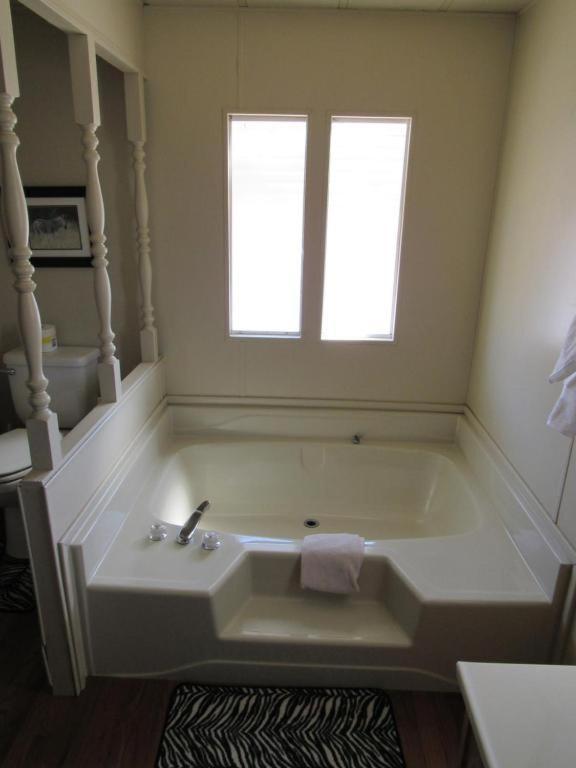 Lakeshore Lodge photo 56