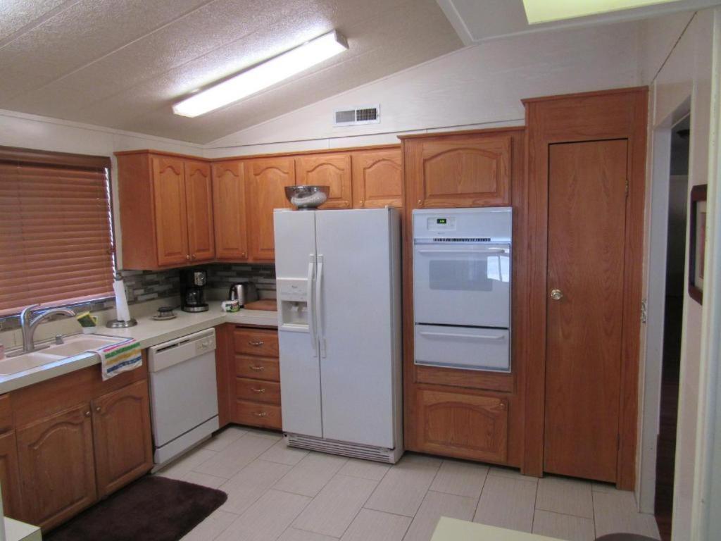 Lakeshore Lodge photo 2