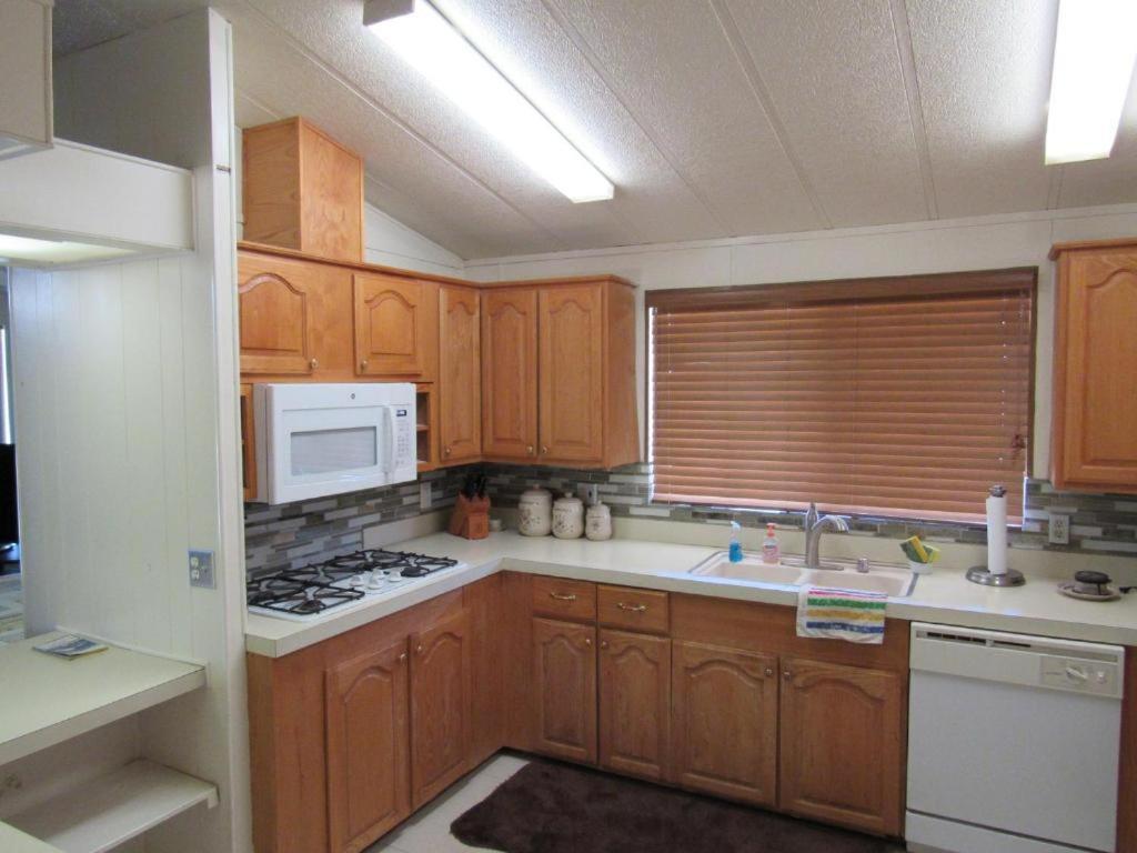 Lakeshore Lodge photo 3