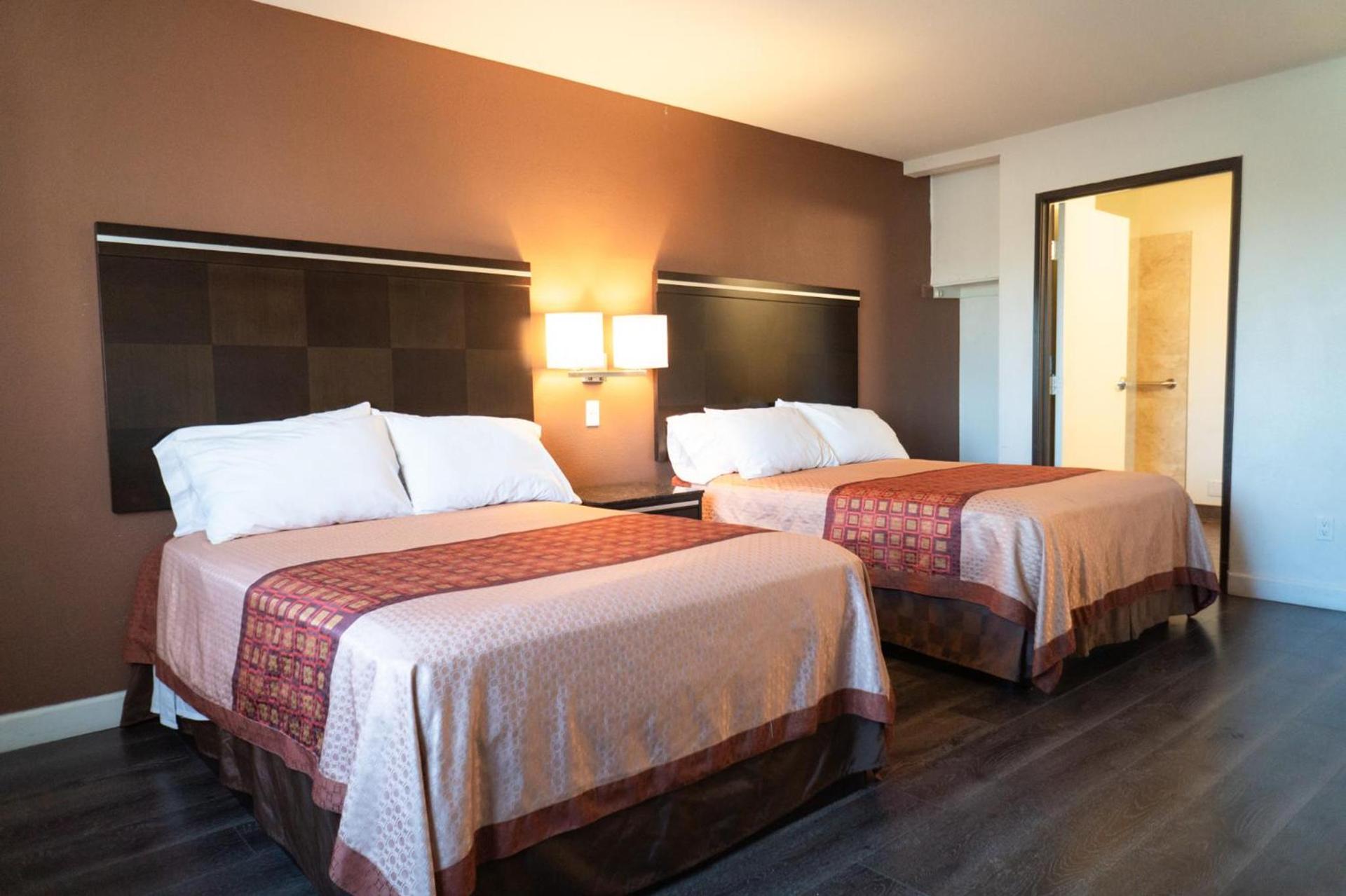 Maywood Inn photo 6