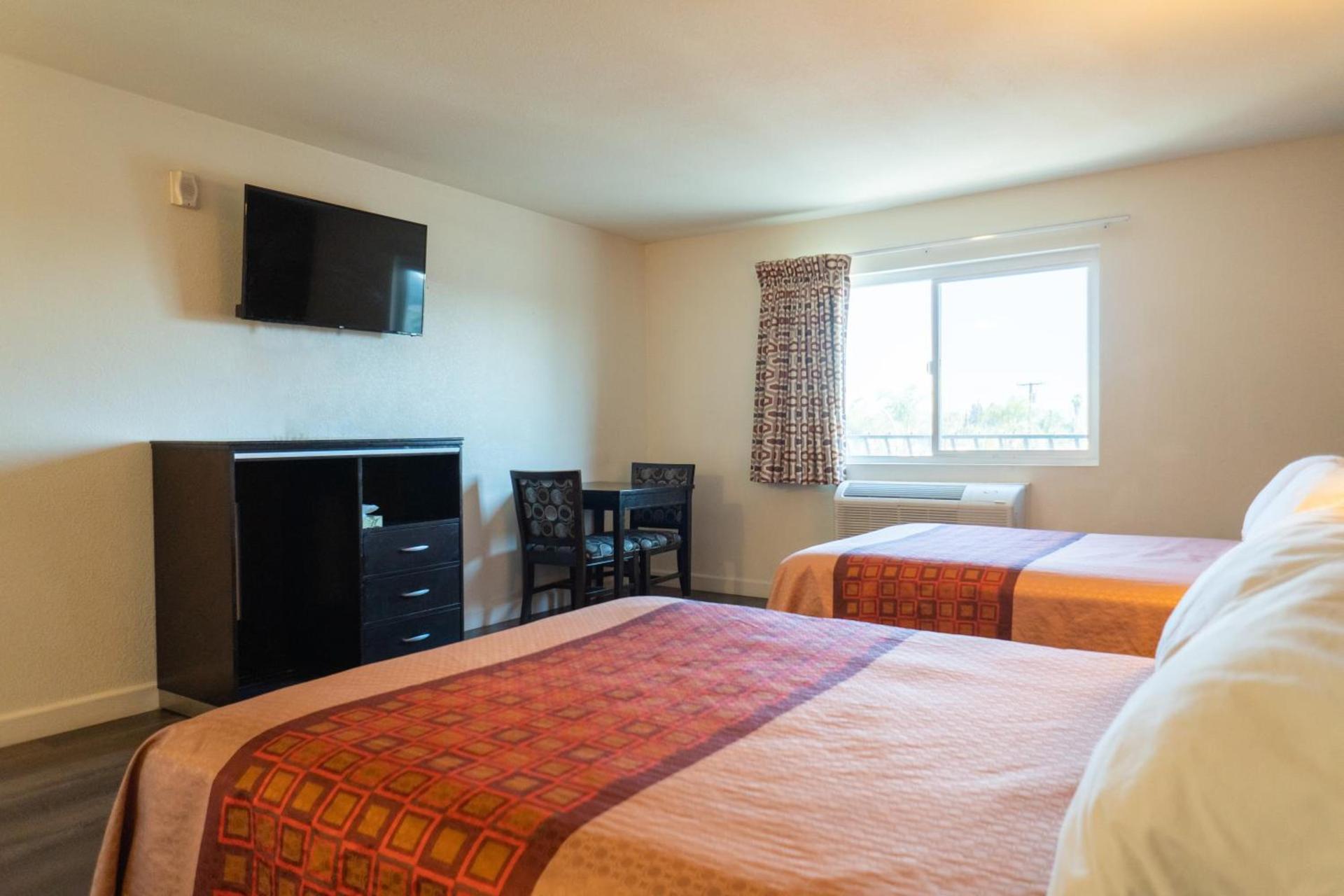 Maywood Inn photo 8