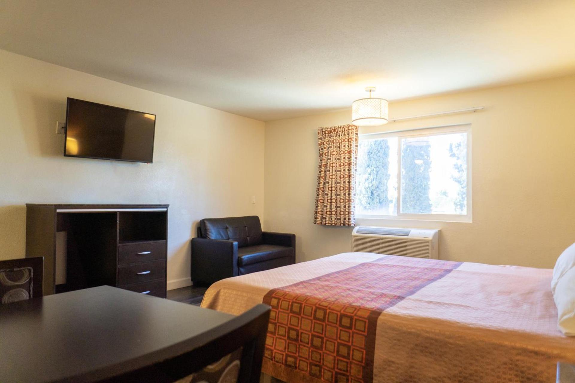 Maywood Inn photo 11