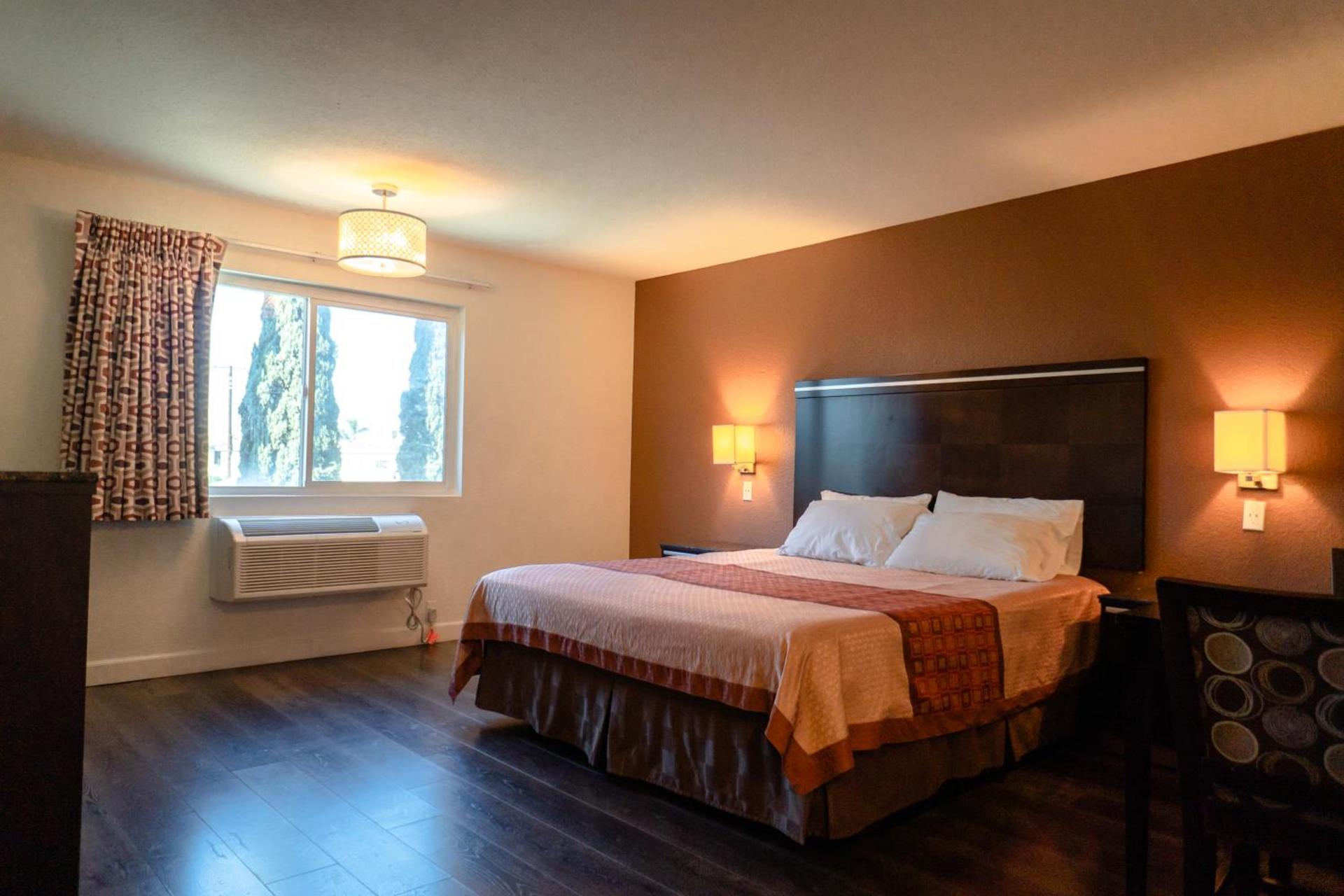 Maywood Inn photo 10