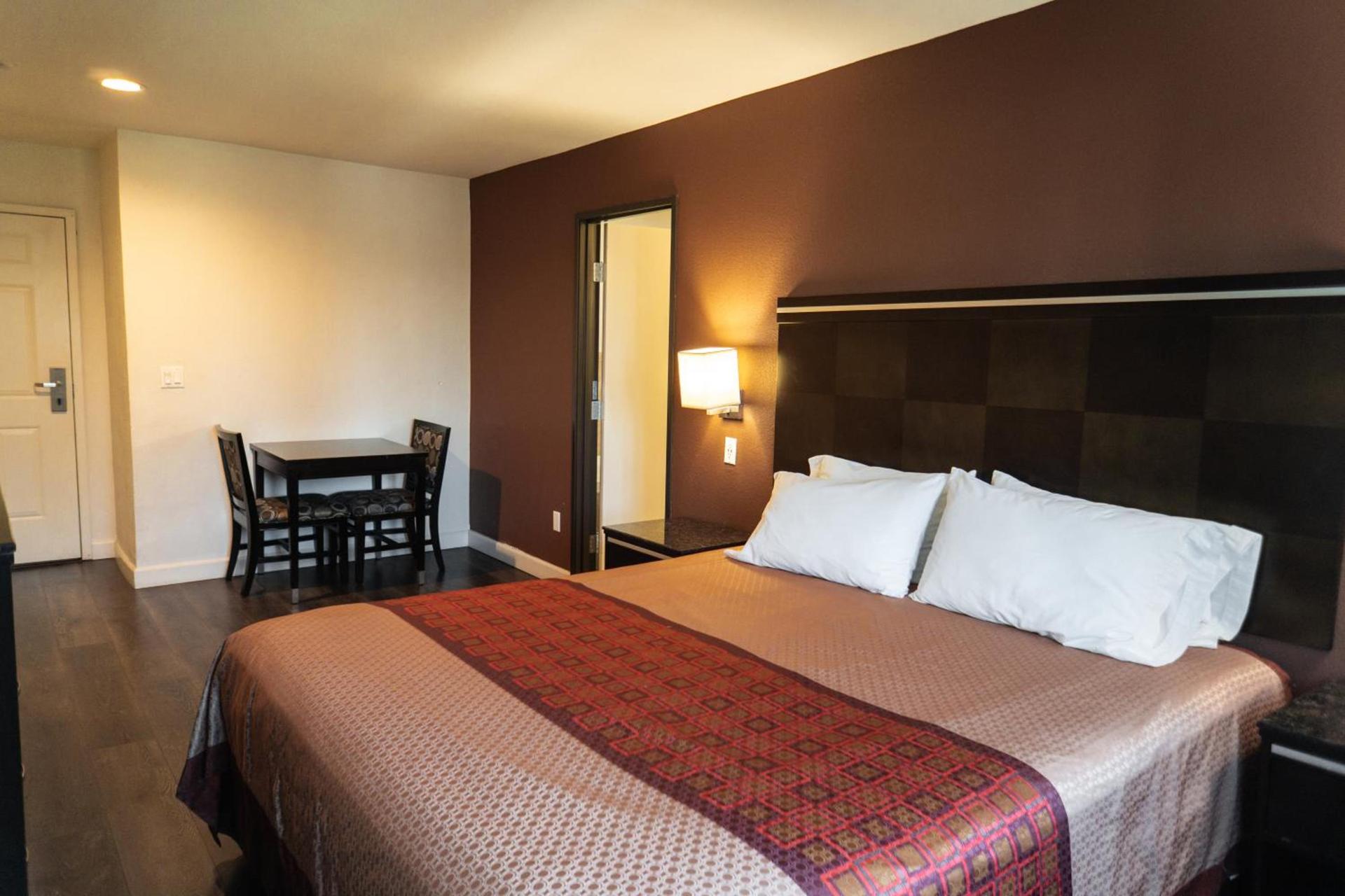 Maywood Inn photo 14