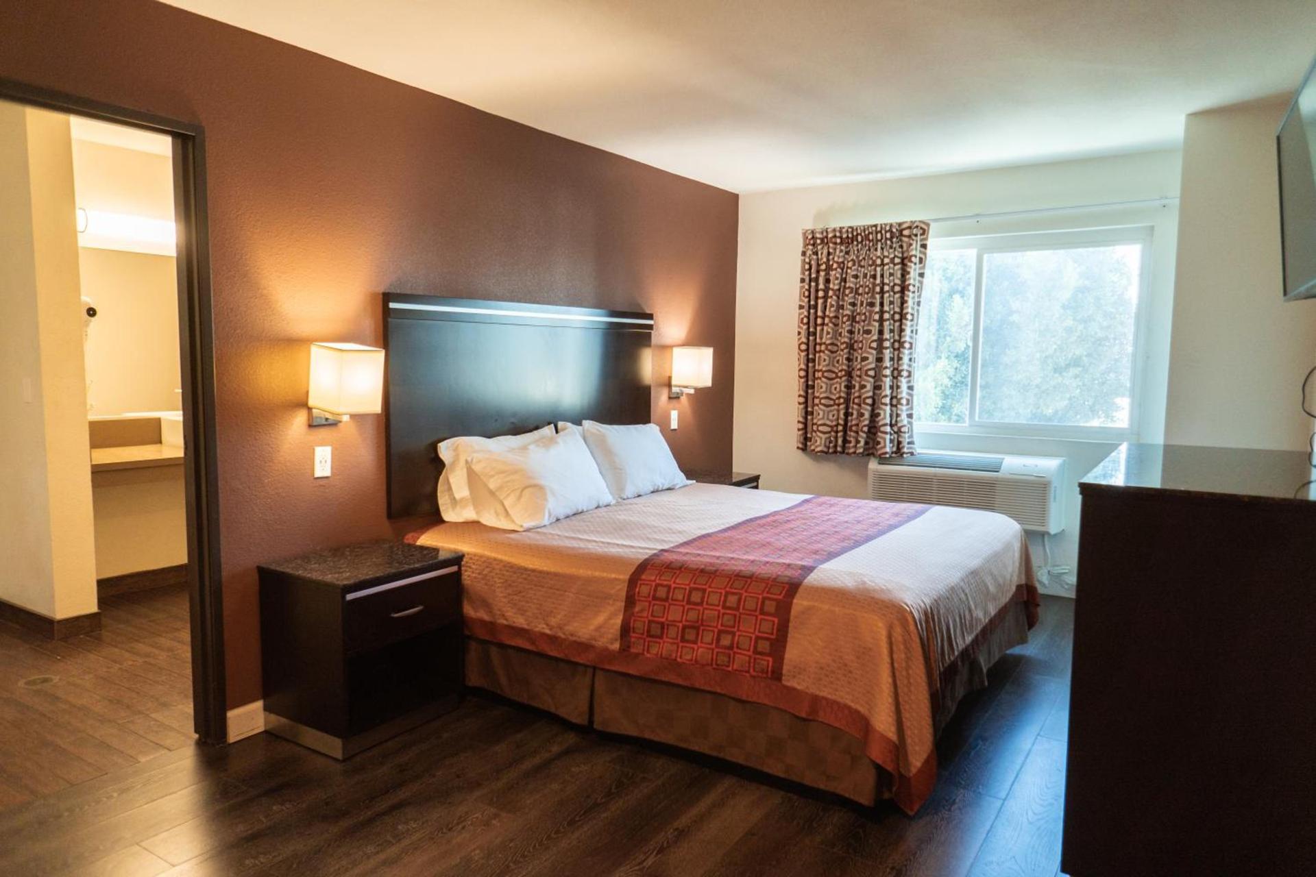 Maywood Inn photo 13