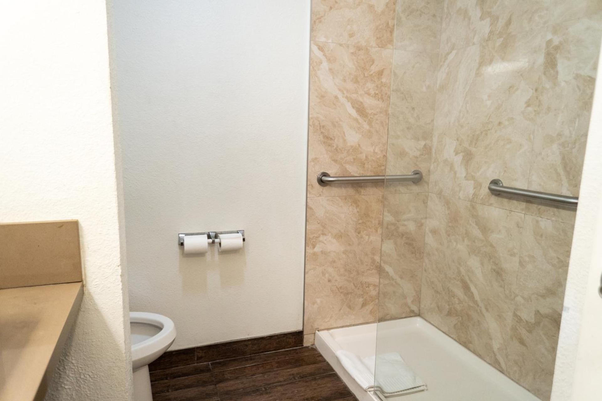 Maywood Inn photo 23