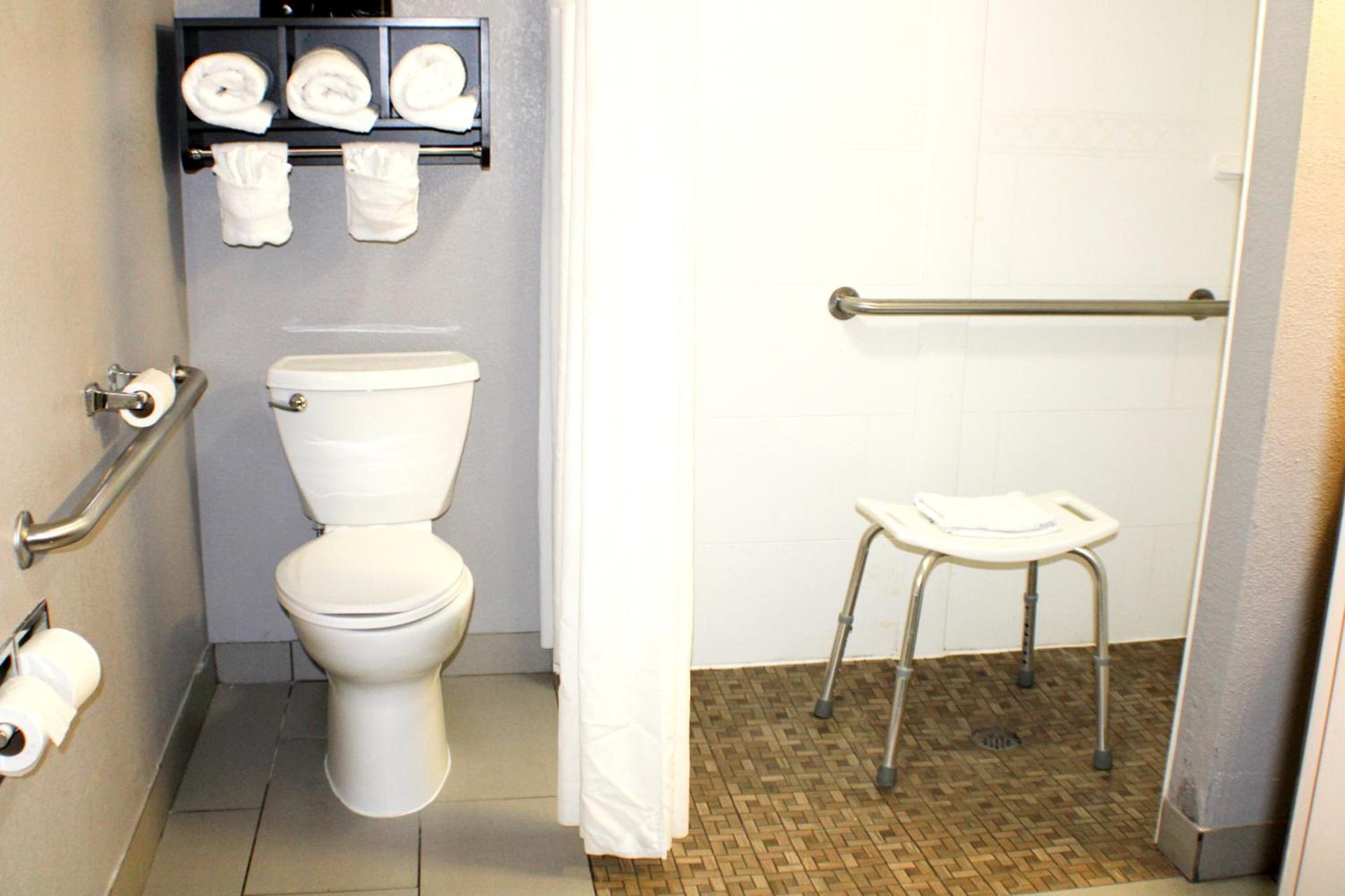 Quality Inn & Suites Bedford West photo 40