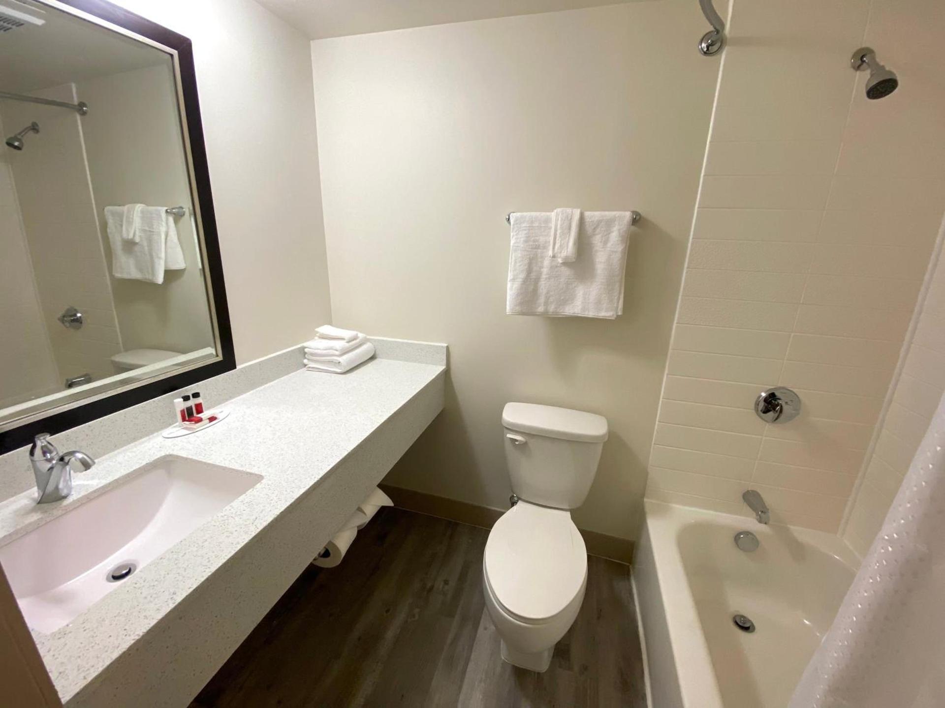 University Inn of Carbondale by Hotel O photo 9