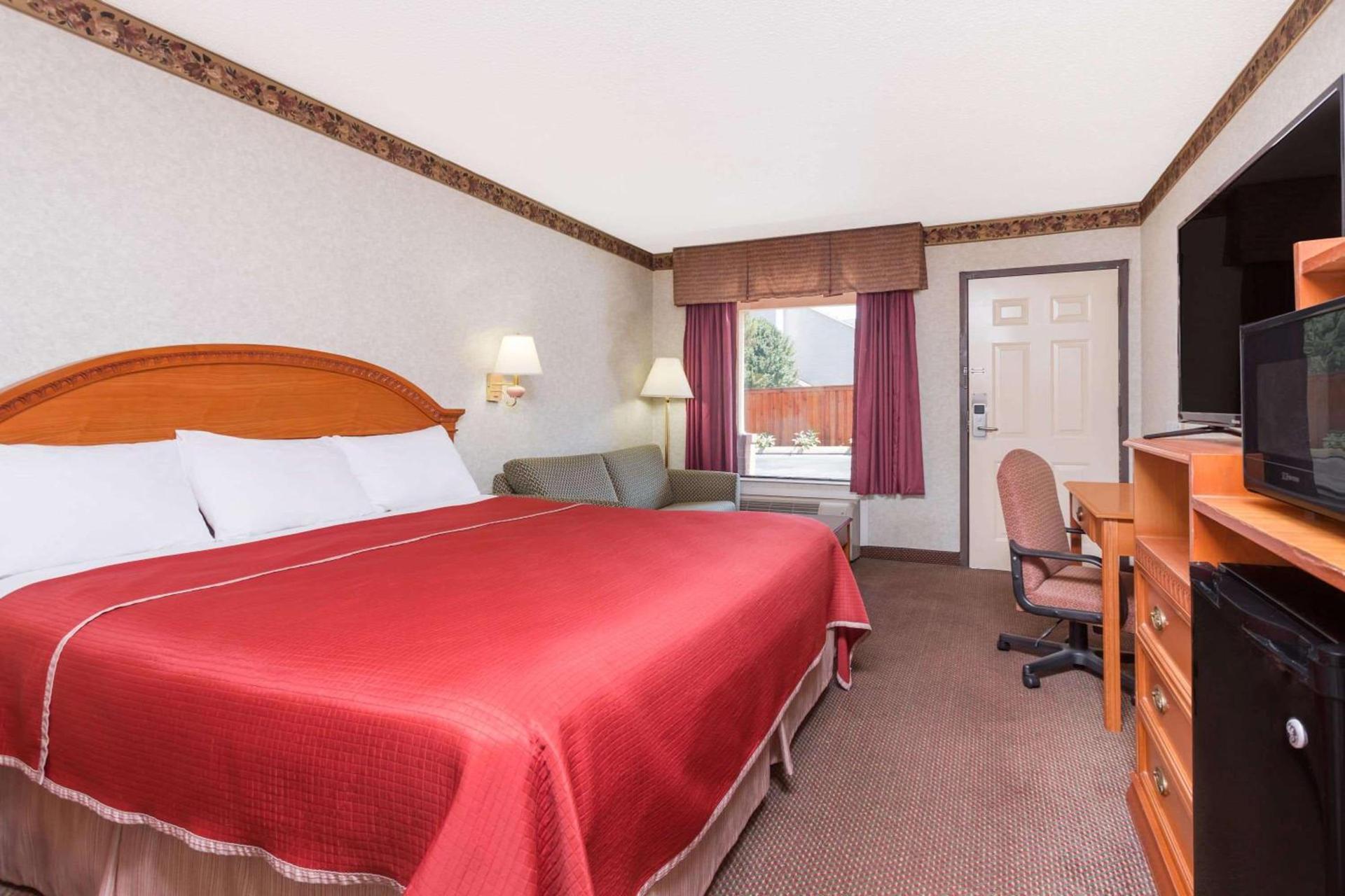 Regency Inn & Suites-Hamilton Place photo 16