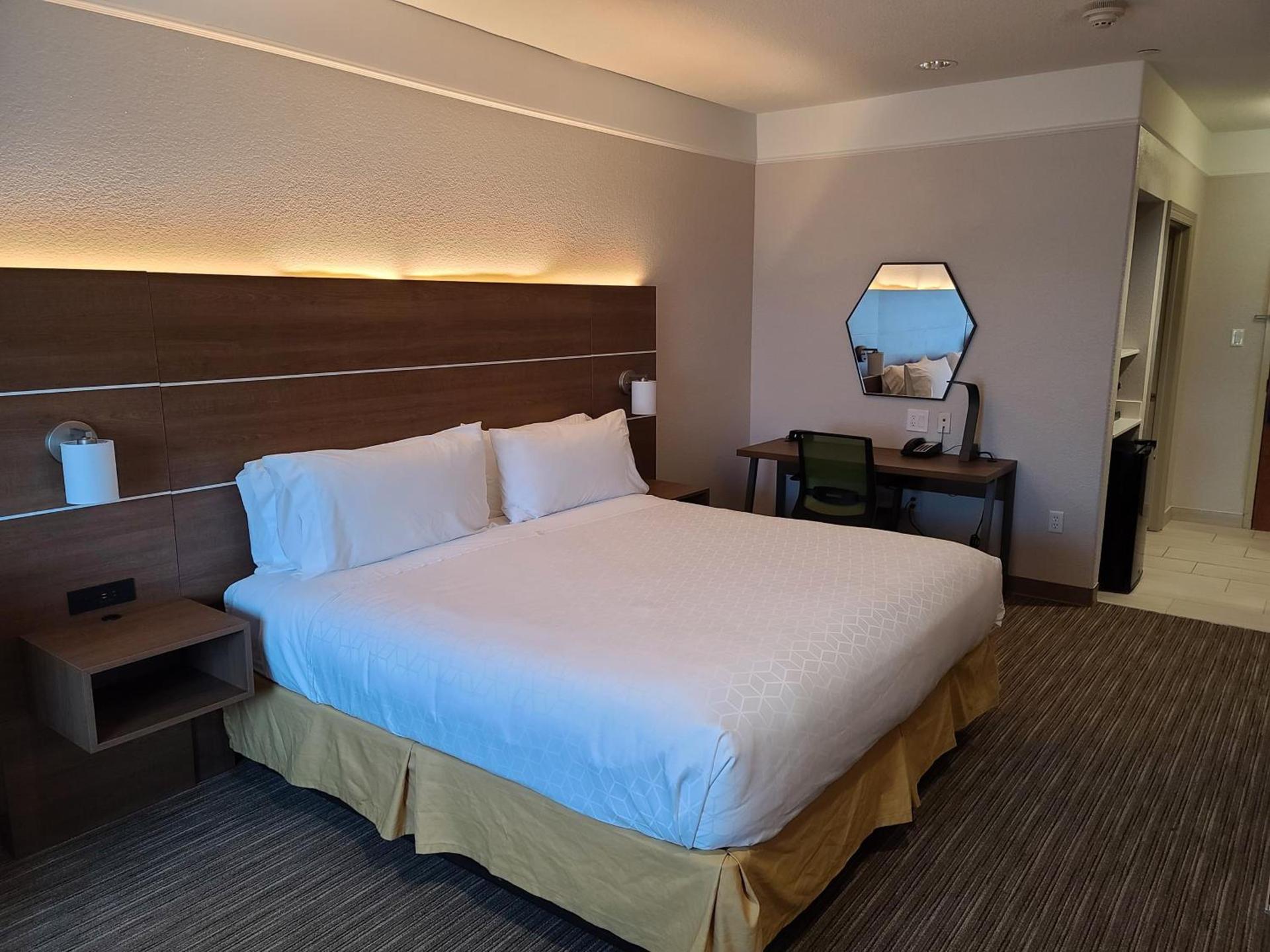 Holiday Inn Express & Suites Galveston West-Seawall photo 54
