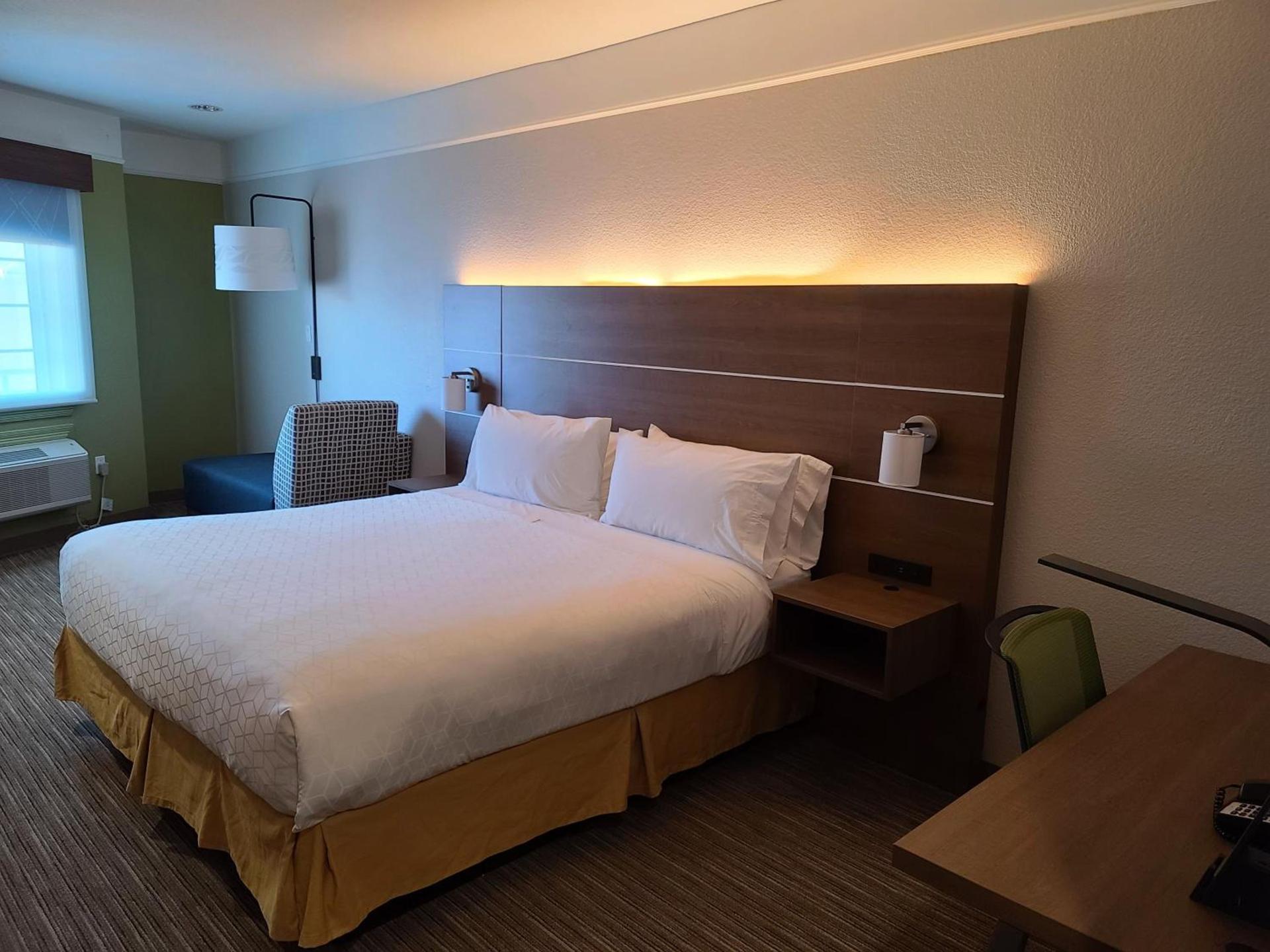 Holiday Inn Express & Suites Galveston West-Seawall photo 10
