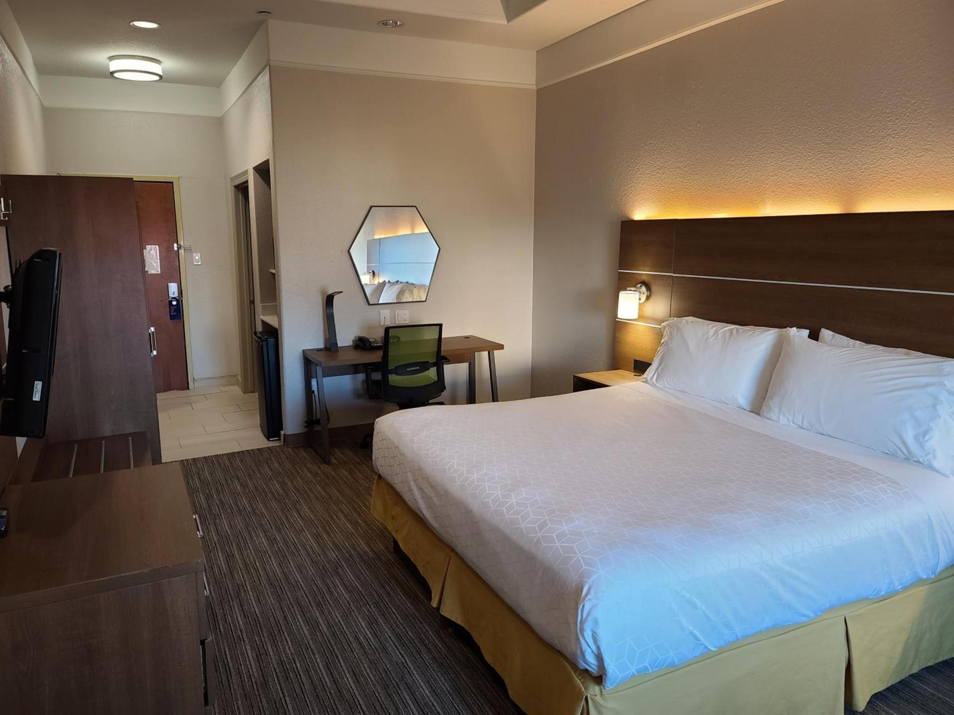 Holiday Inn Express & Suites Galveston West-Seawall photo 3