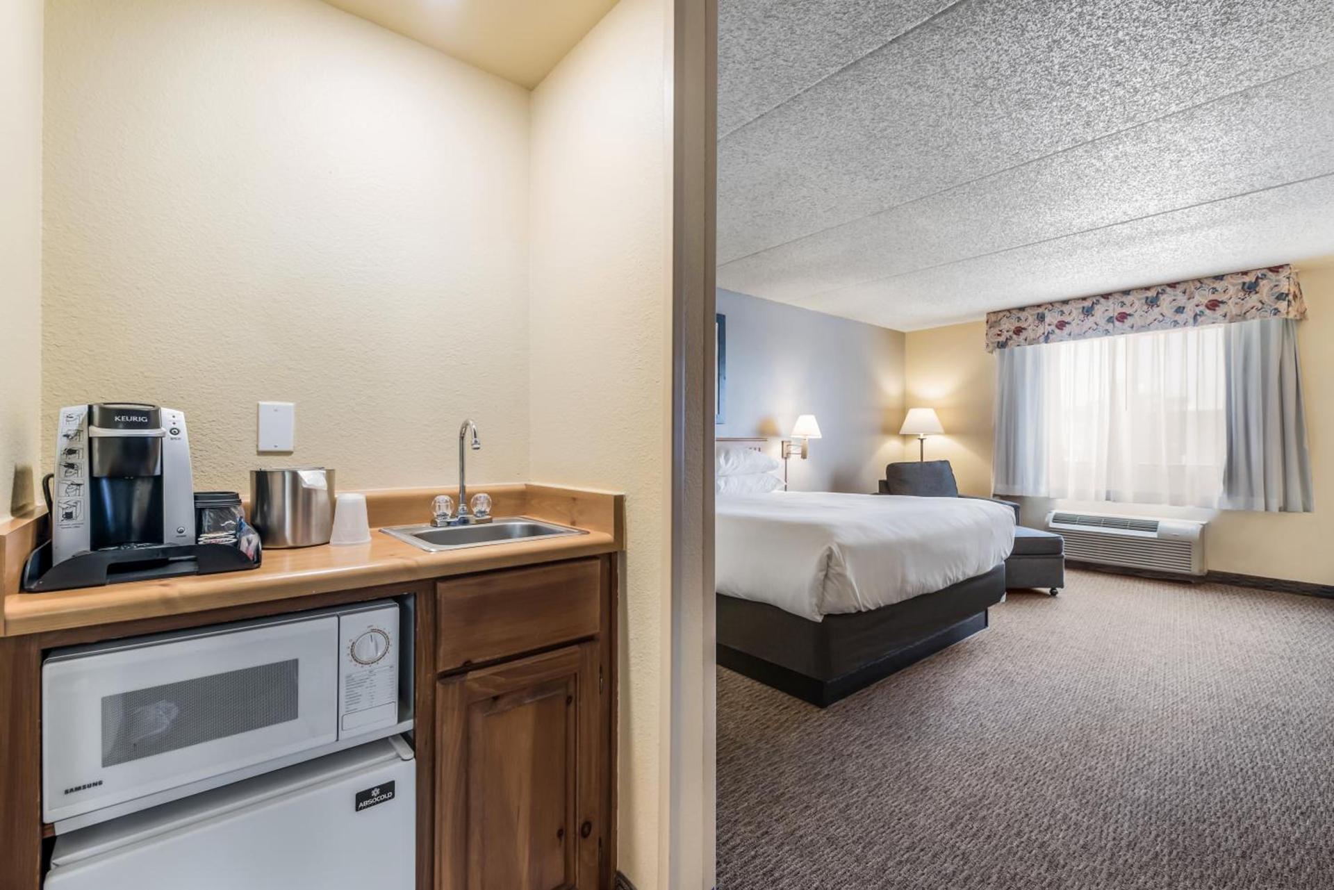 Red Lion Inn & Suites Goodyear Newly Renovated photo 13