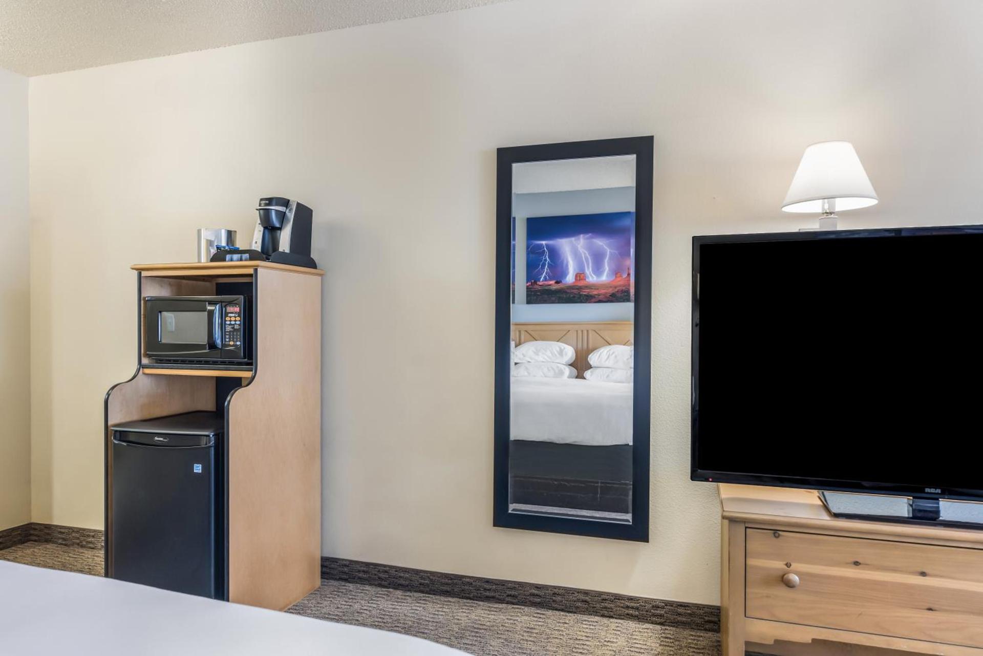 Red Lion Inn & Suites Goodyear Newly Renovated photo 19