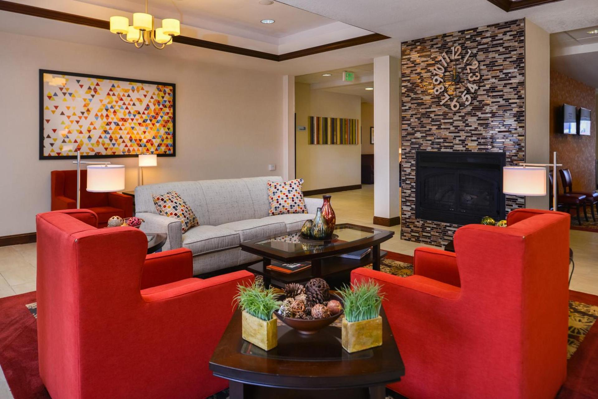 Holiday Inn Express & Suites Pittsburg by IHG photo 23