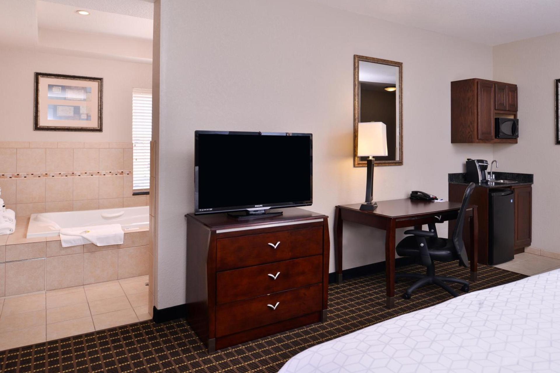 Holiday Inn Express & Suites Pittsburg by IHG photo 28