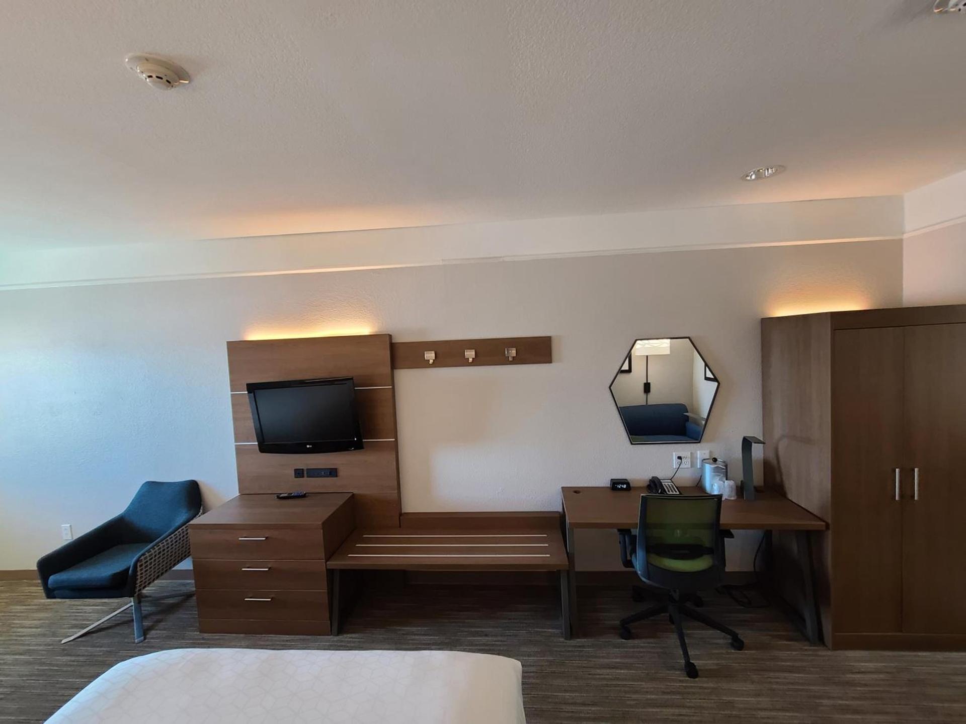 Holiday Inn Express & Suites Galveston West-Seawall photo 30