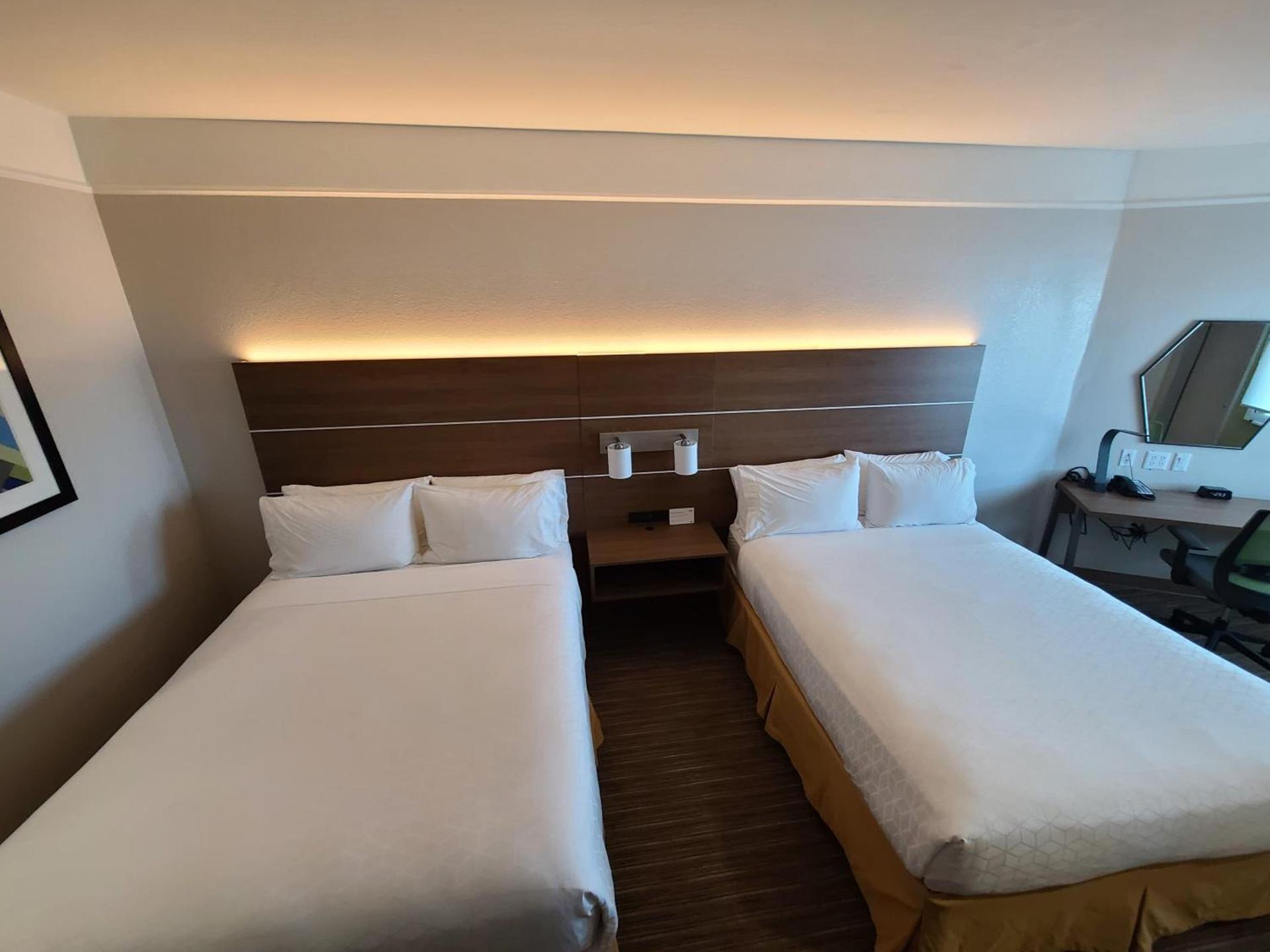 Holiday Inn Express & Suites Galveston West-Seawall photo 16