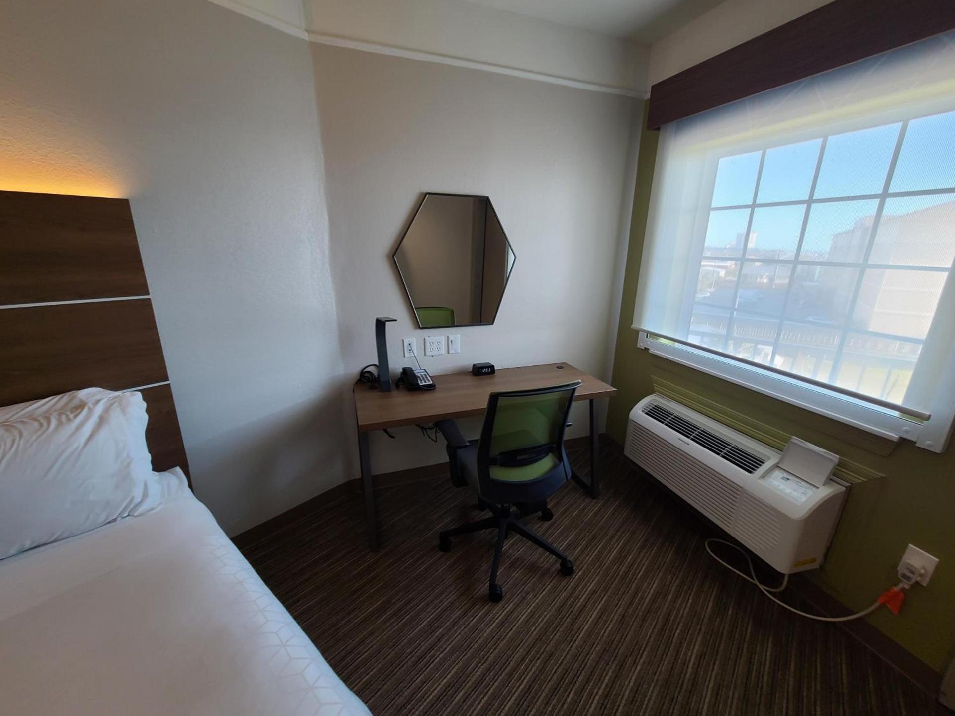 Holiday Inn Express & Suites Galveston West-Seawall photo 33
