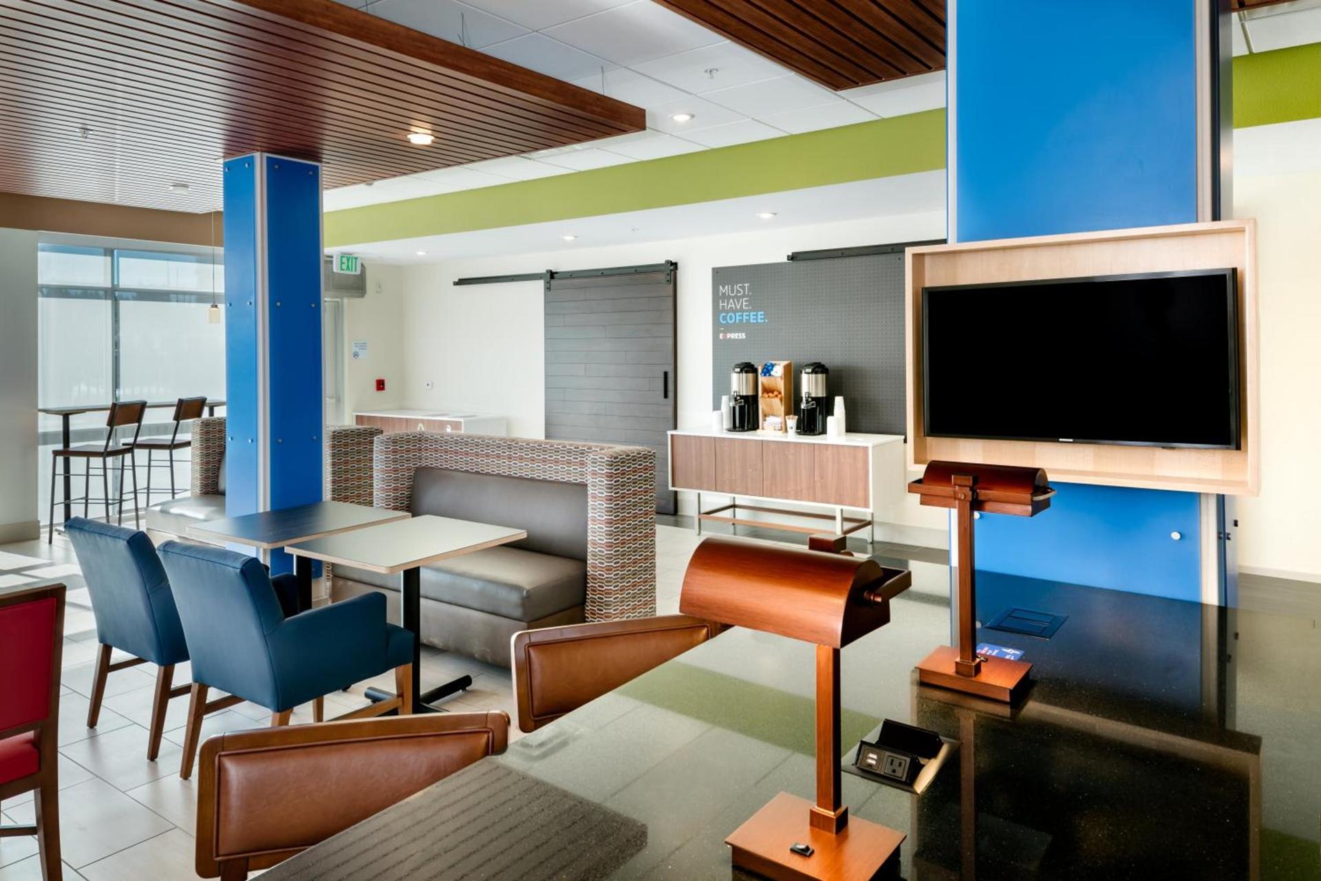 Holiday Inn Express & Suites - Bend South by IHG photo 37