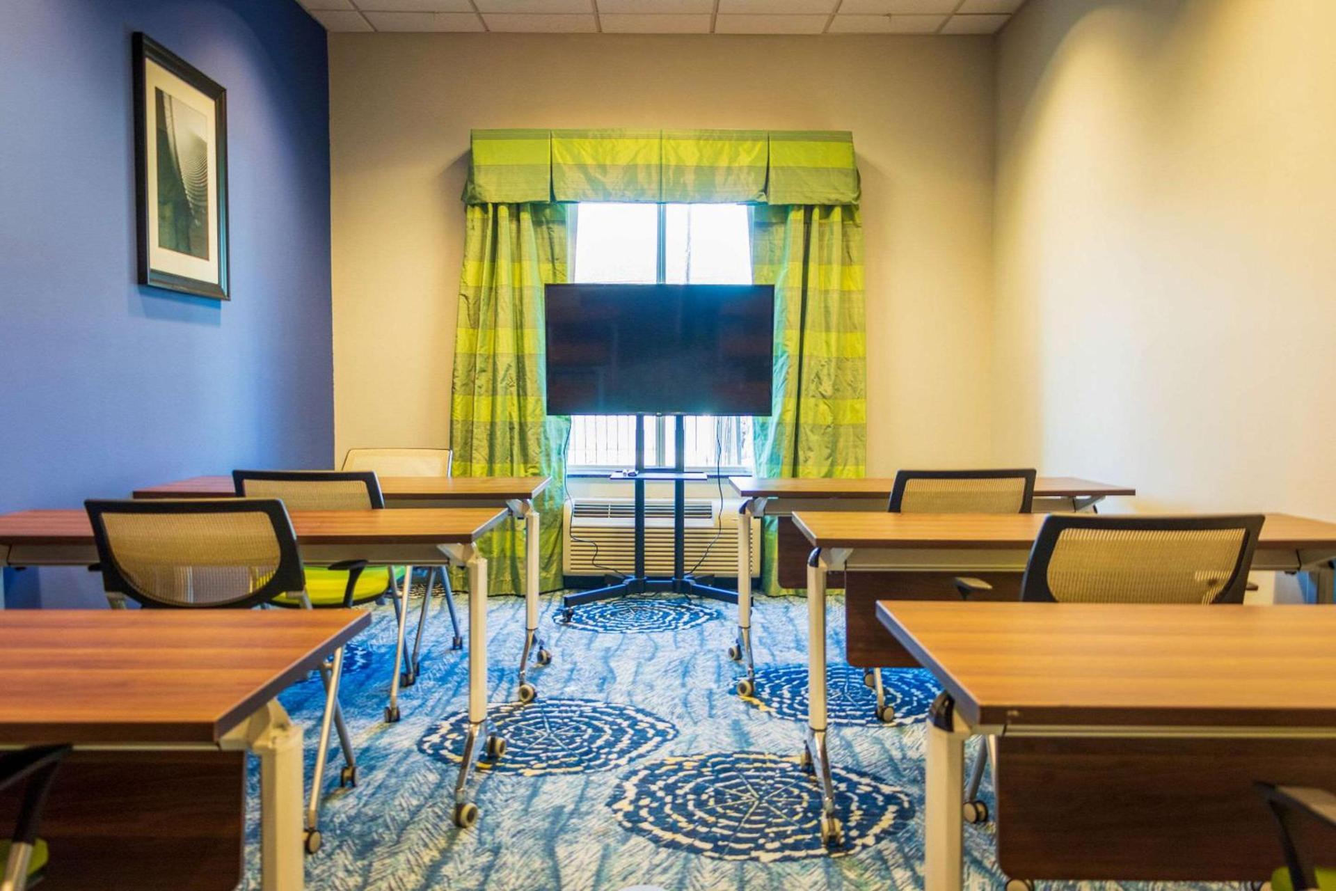 Comfort Inn & Suites Plainville-Foxboro photo 1