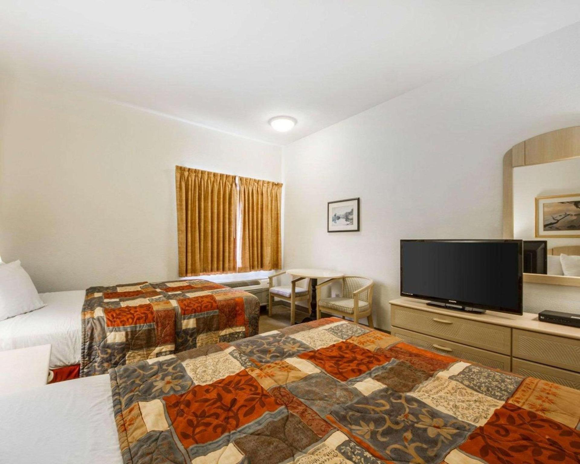 Pacific Coast Inn photo 16
