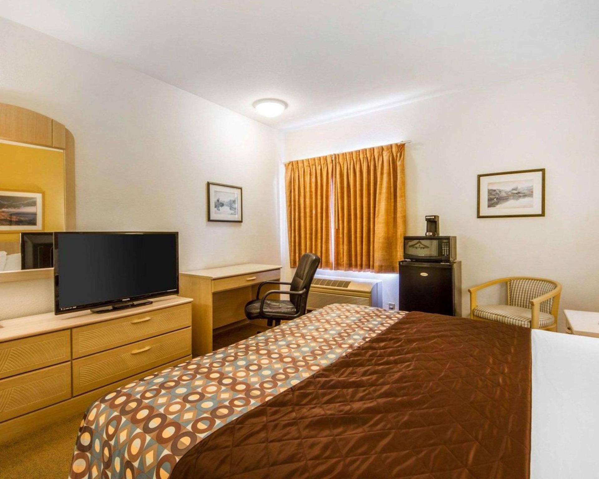 Pacific Coast Inn photo 19