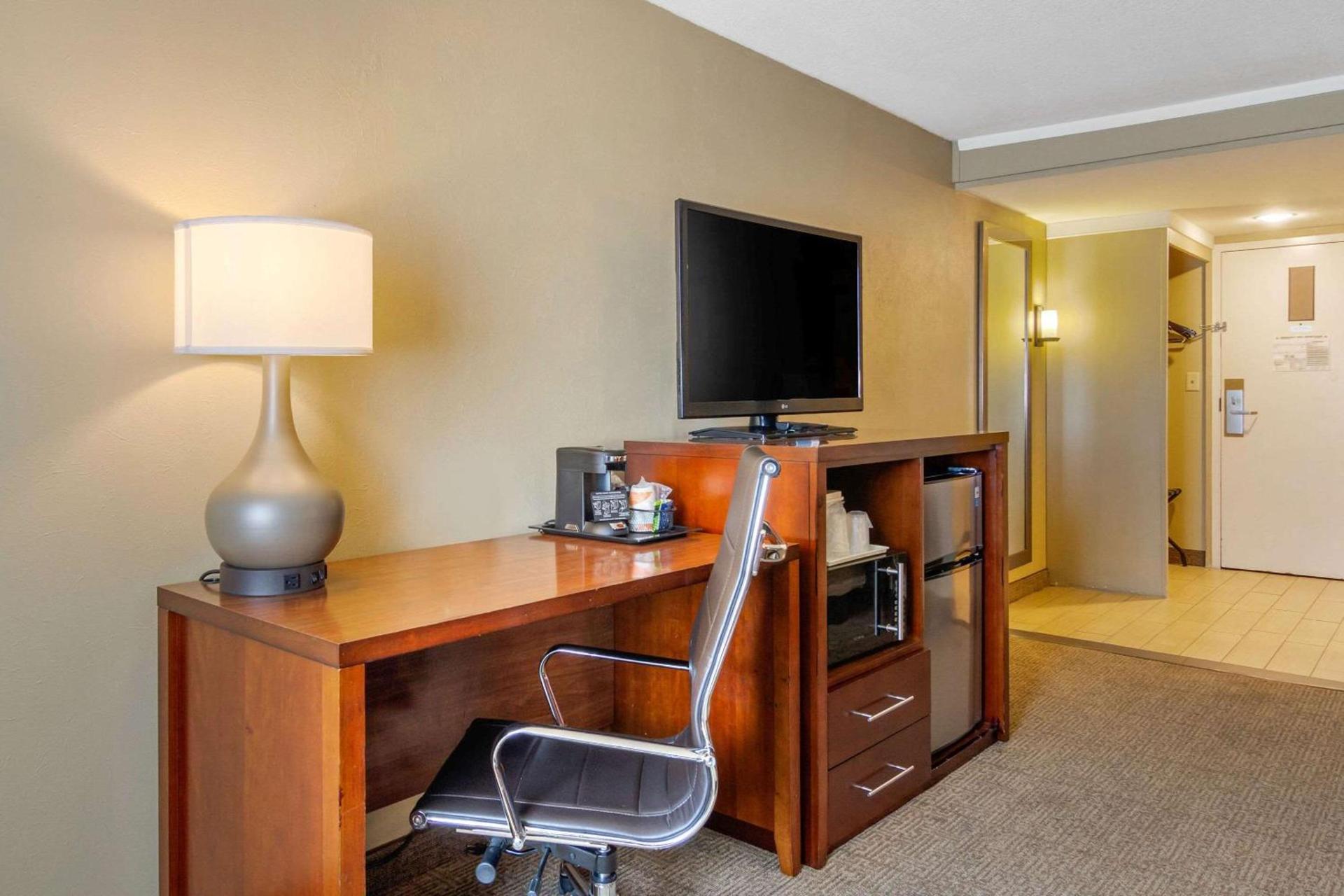 Holiday Inn Express Denver Central - North photo 10
