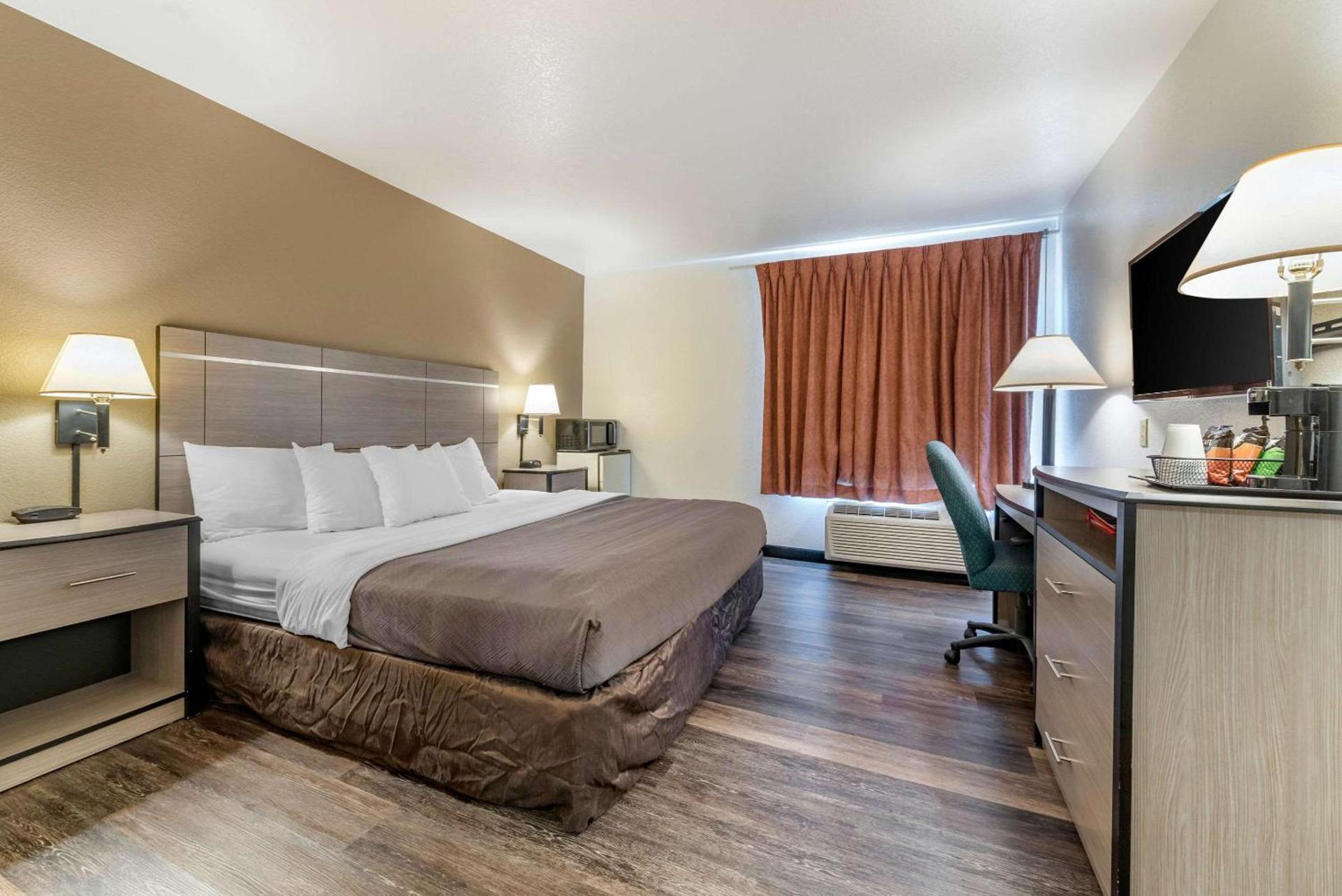 Econo Lodge Pueblo North photo 4