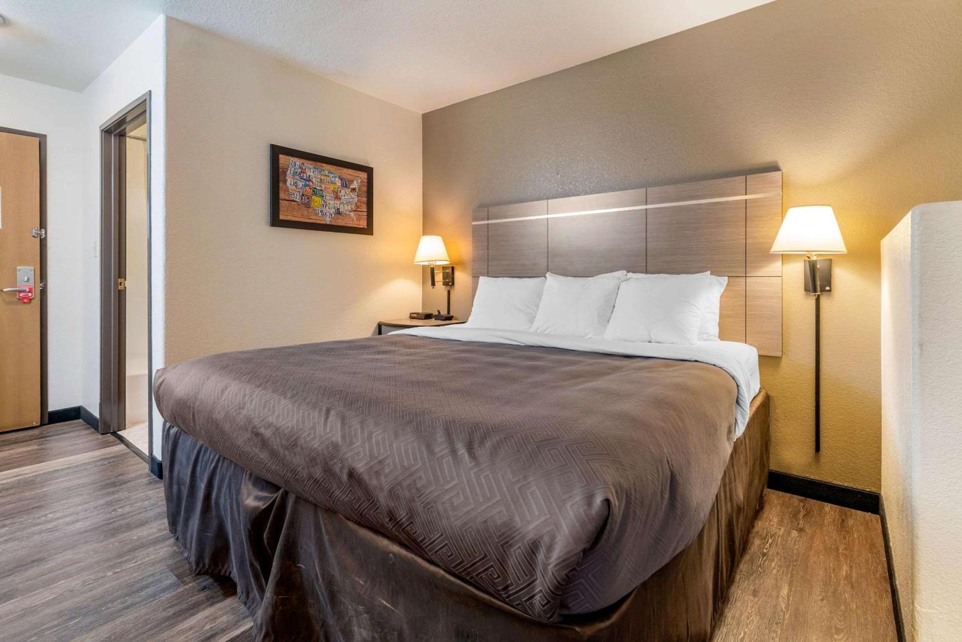 Econo Lodge Pueblo North photo 8