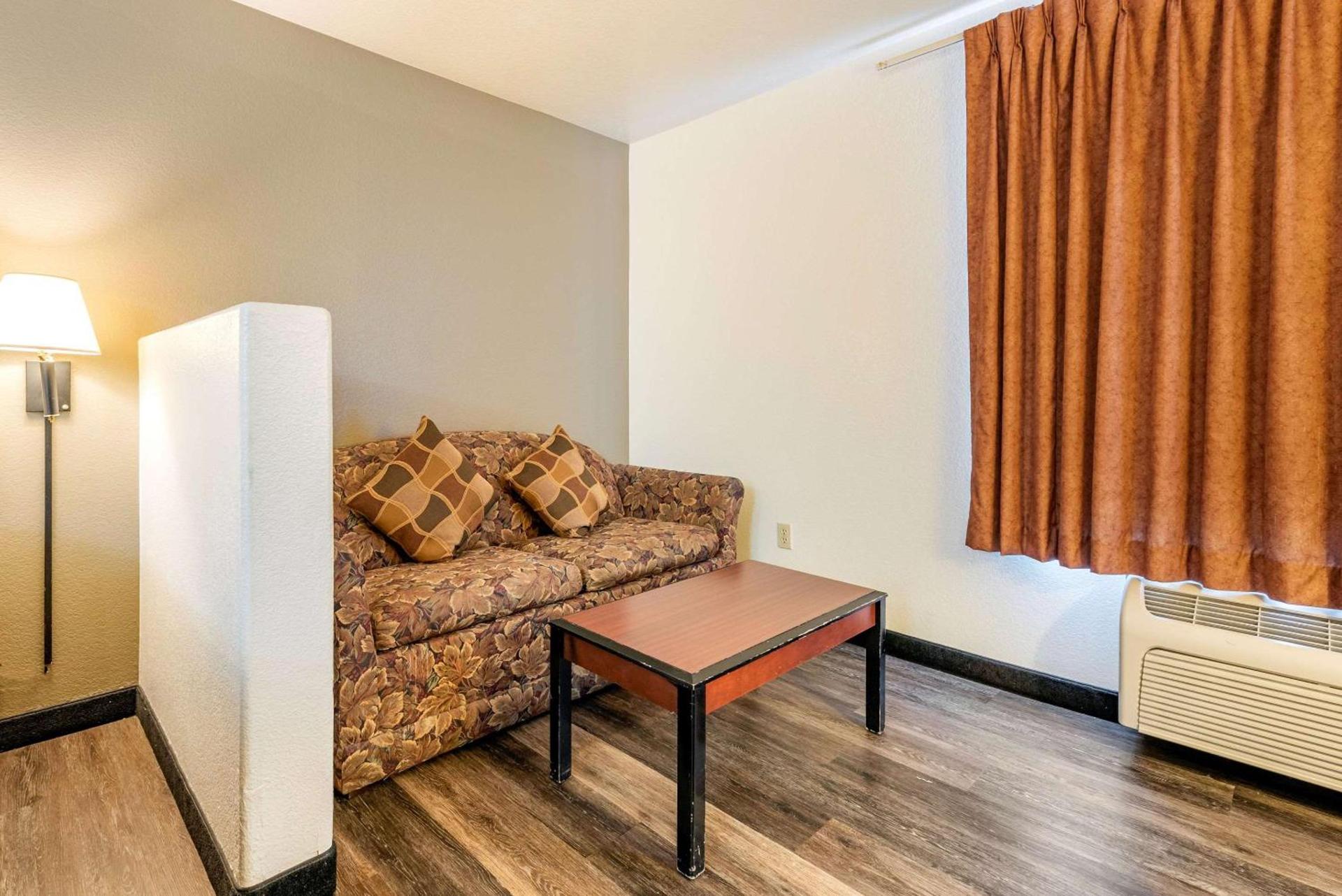 Econo Lodge Pueblo North photo 10