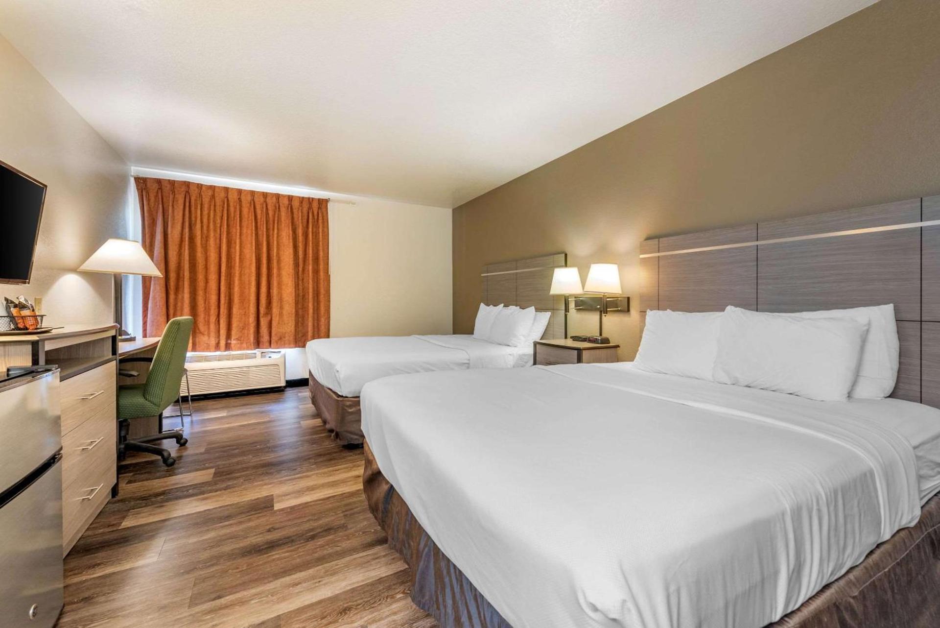 Econo Lodge Pueblo North photo 11