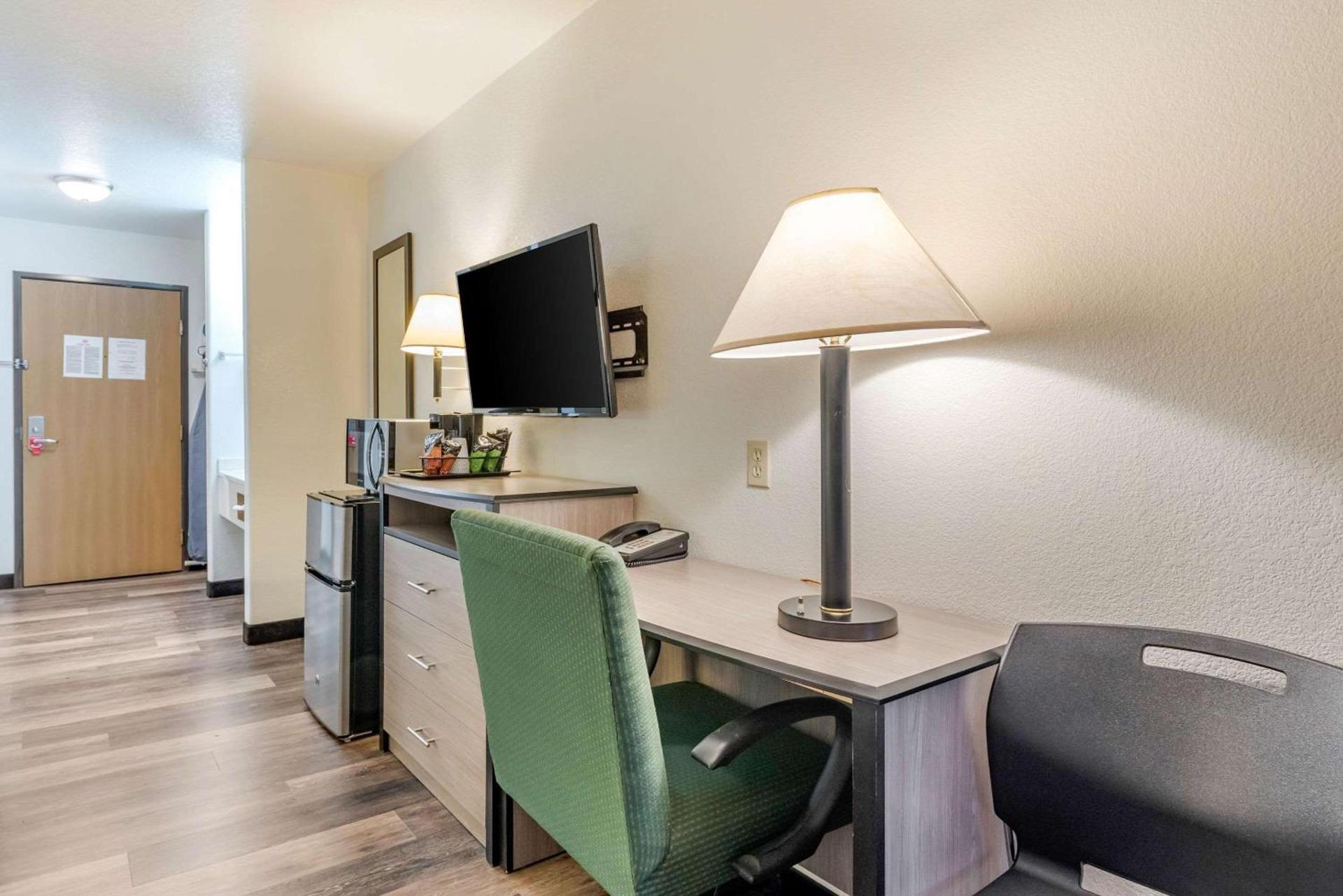 Econo Lodge Pueblo North photo 12