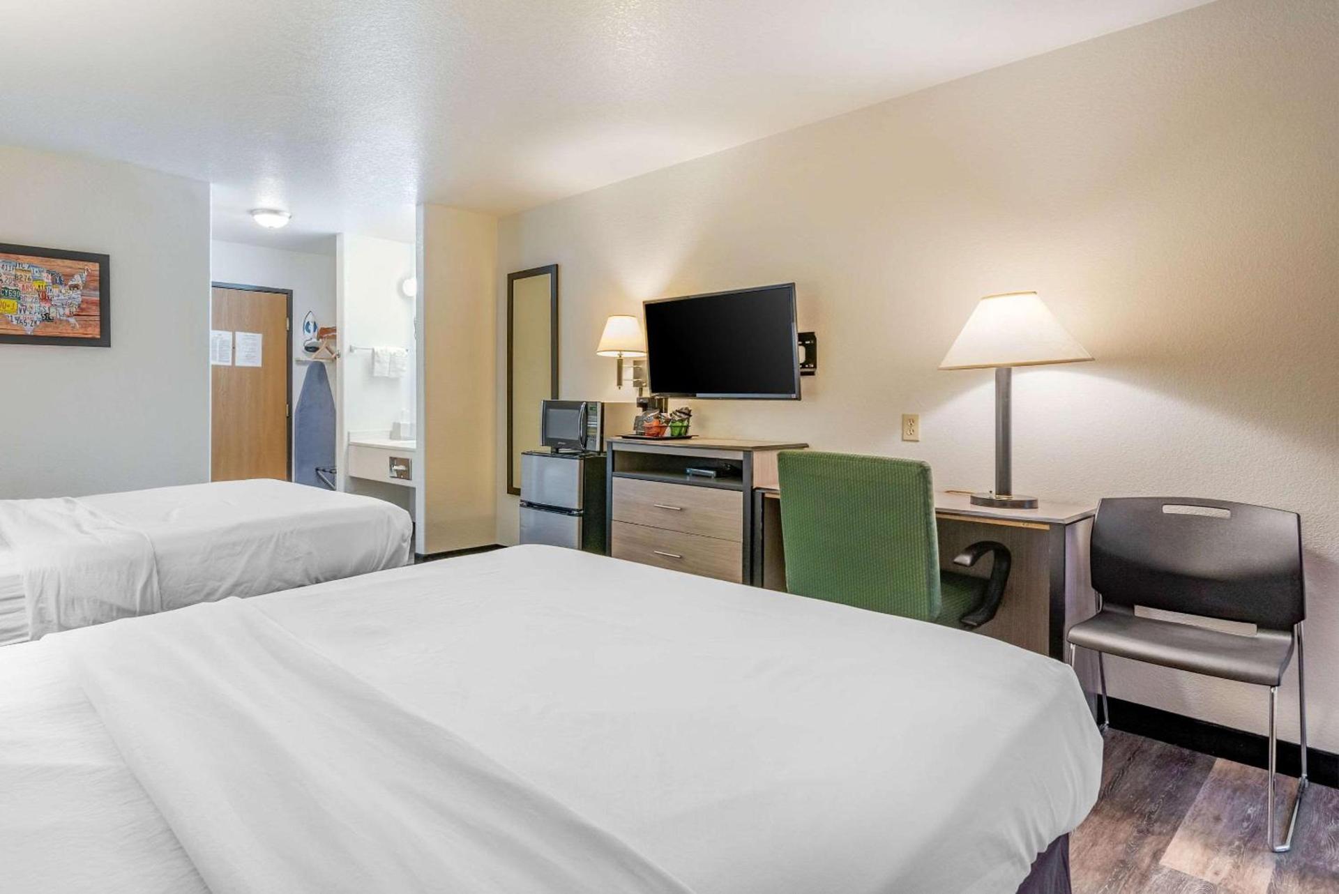 Econo Lodge Pueblo North photo 13