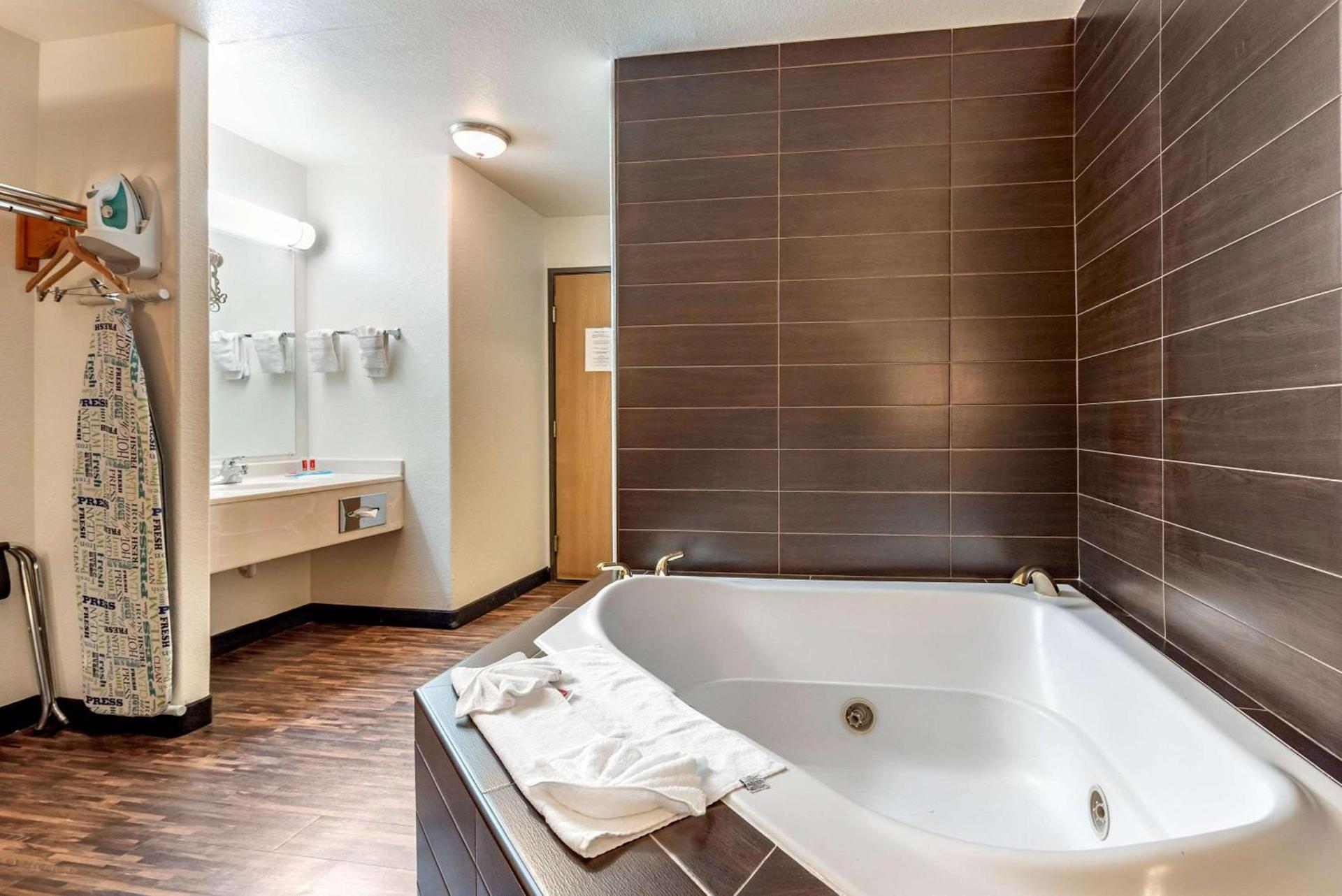 Econo Lodge Pueblo North photo 18